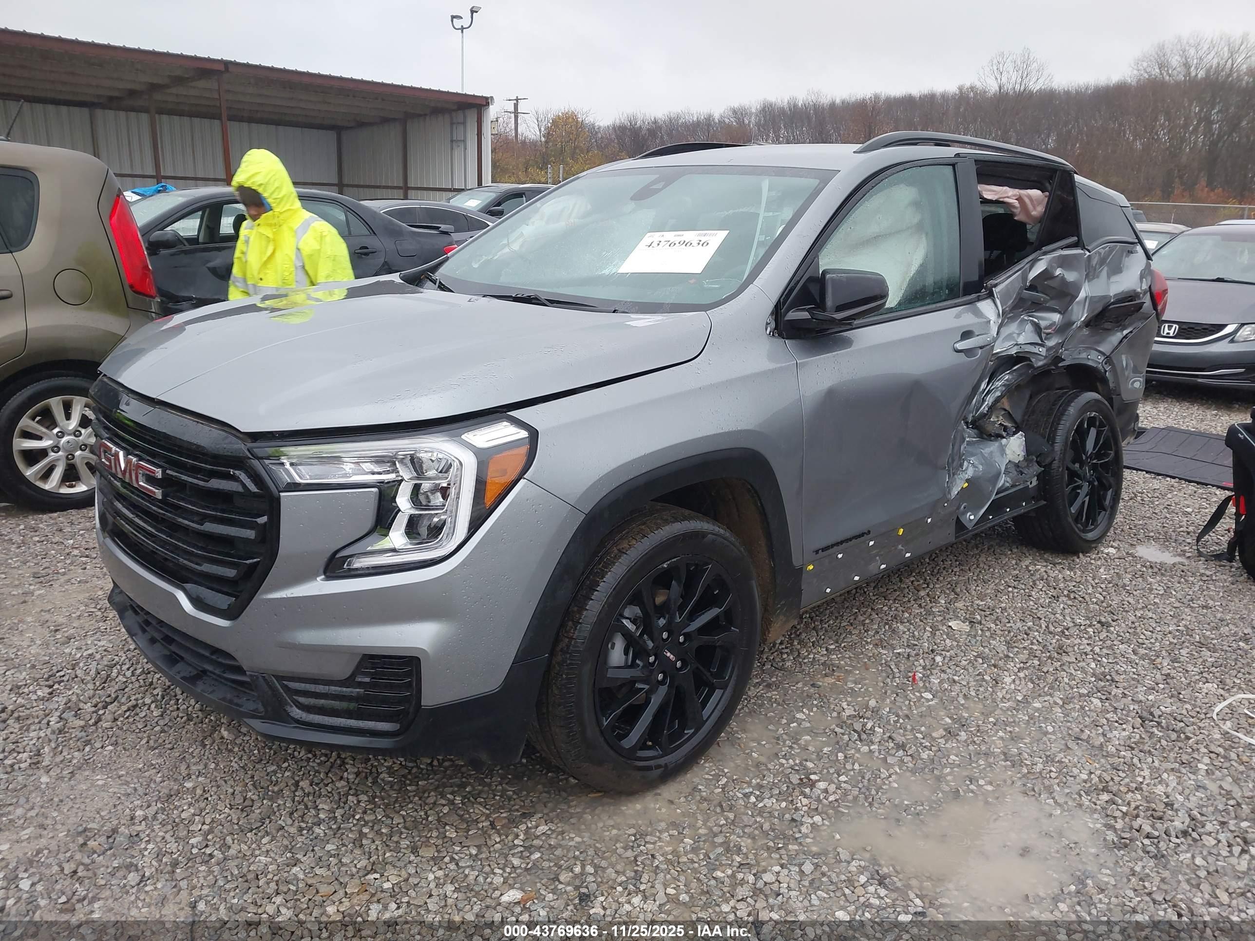 GMC TERRAIN image 2