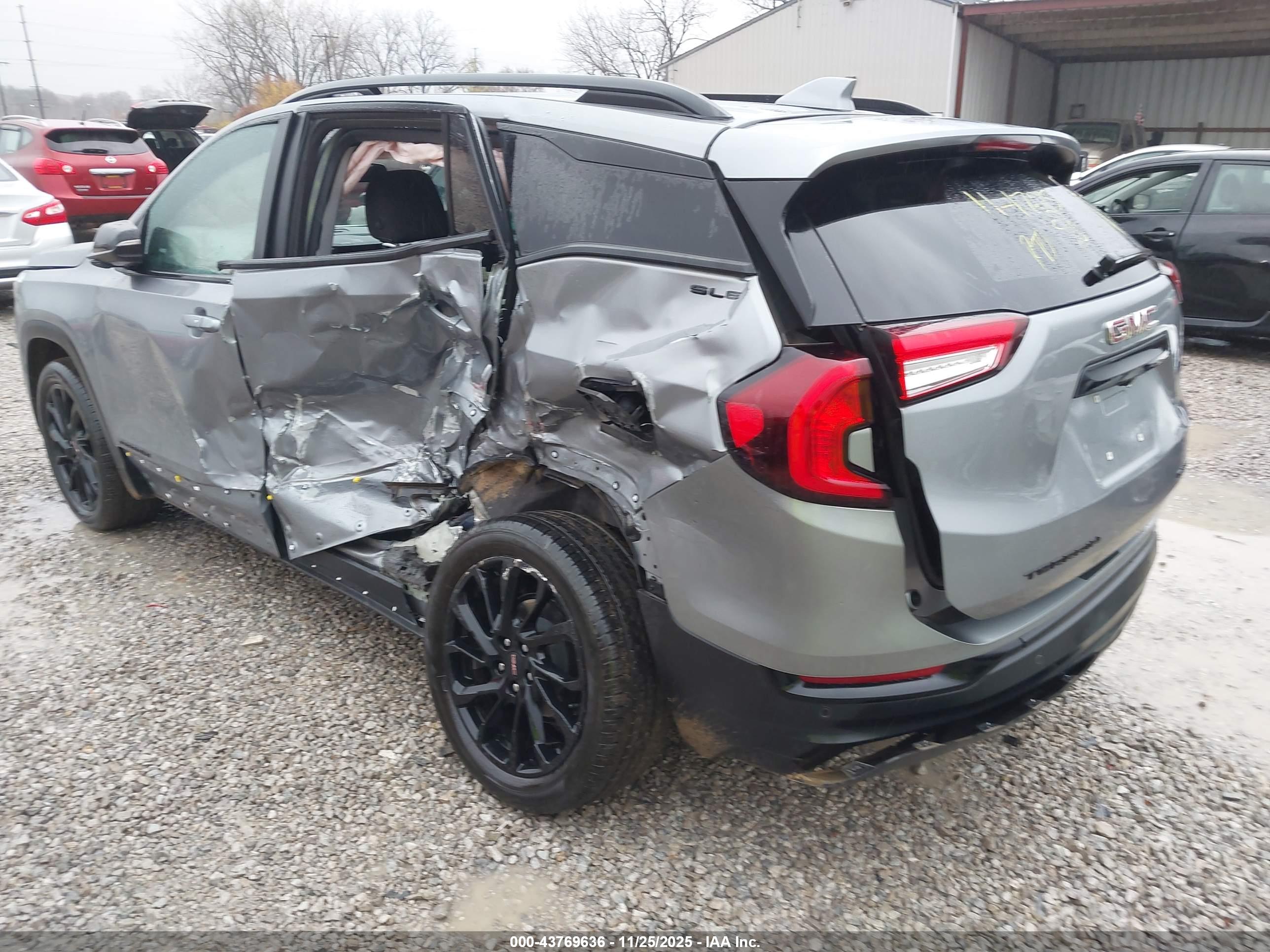 GMC TERRAIN image 3