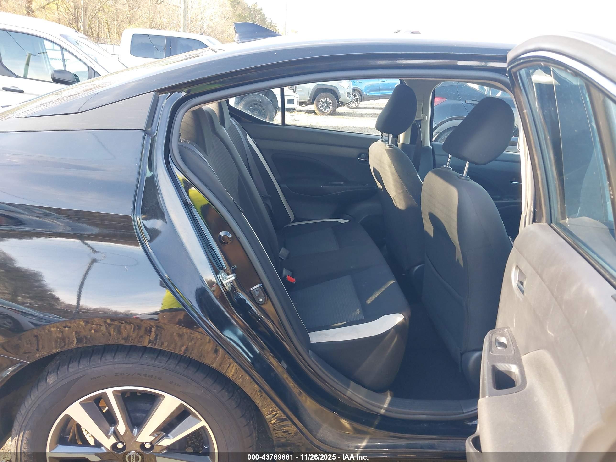 NISSAN VERSA image 8