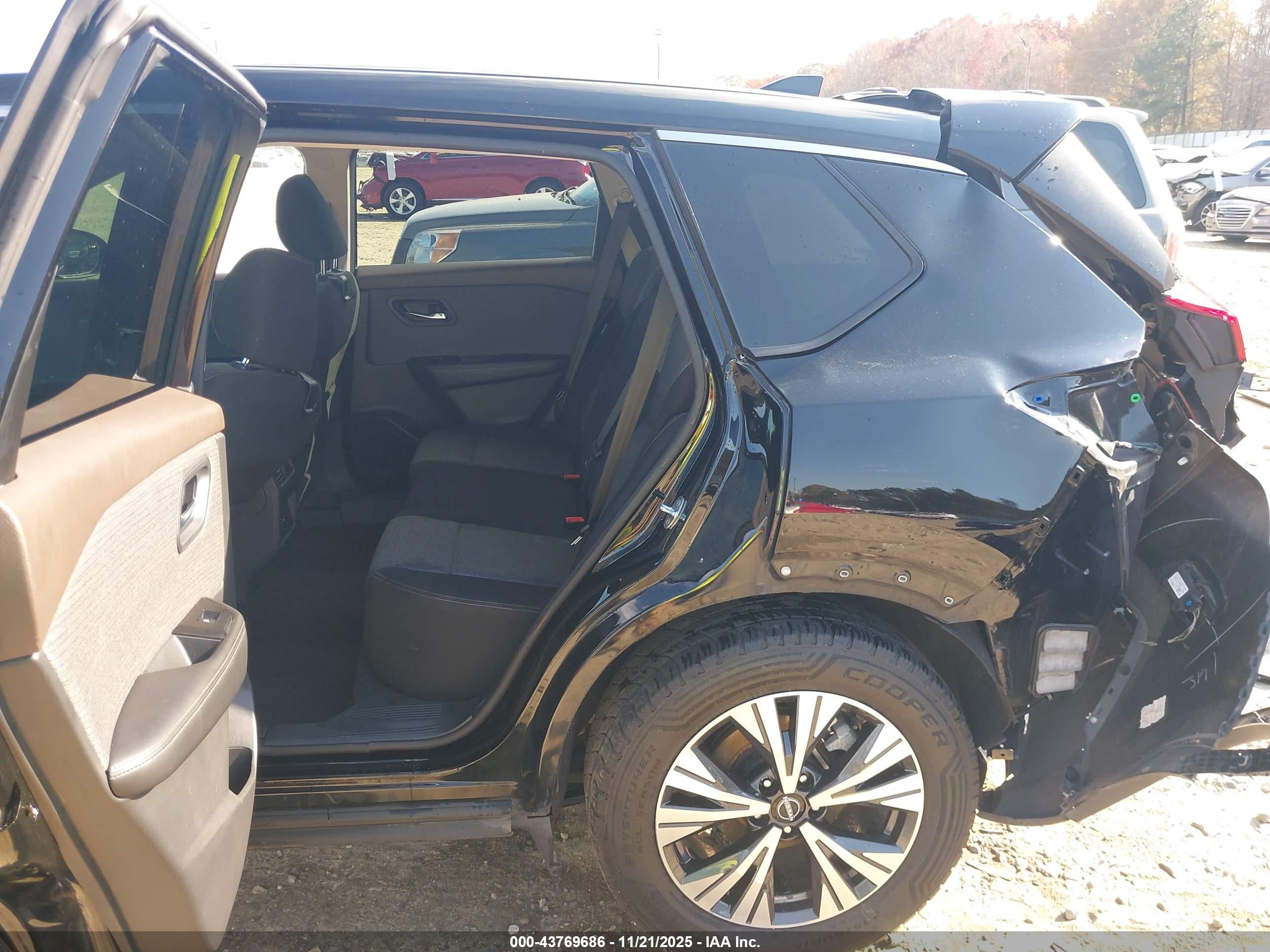 NISSAN ROGUE image 8