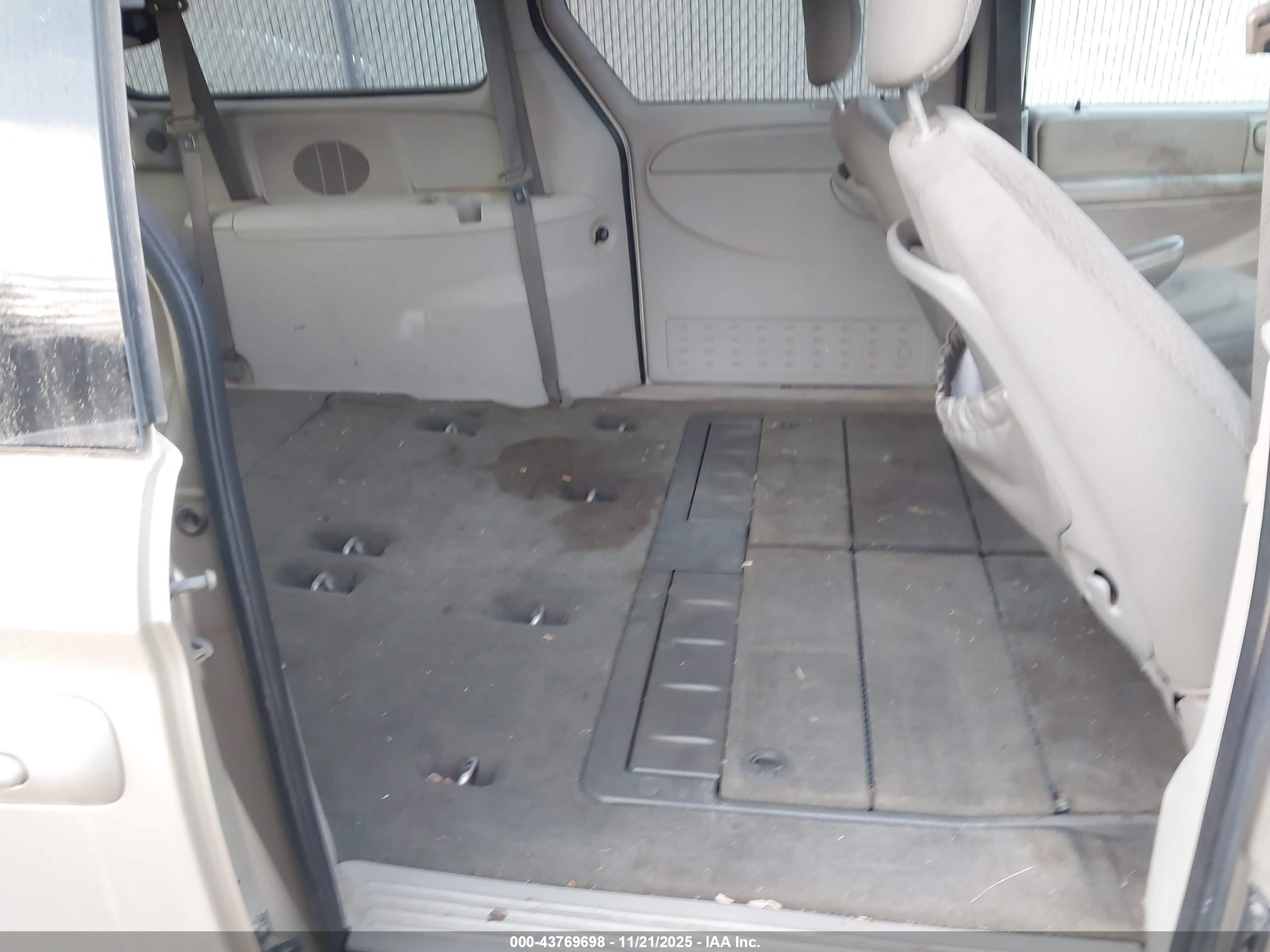 CHRYSLER TOWN image 8