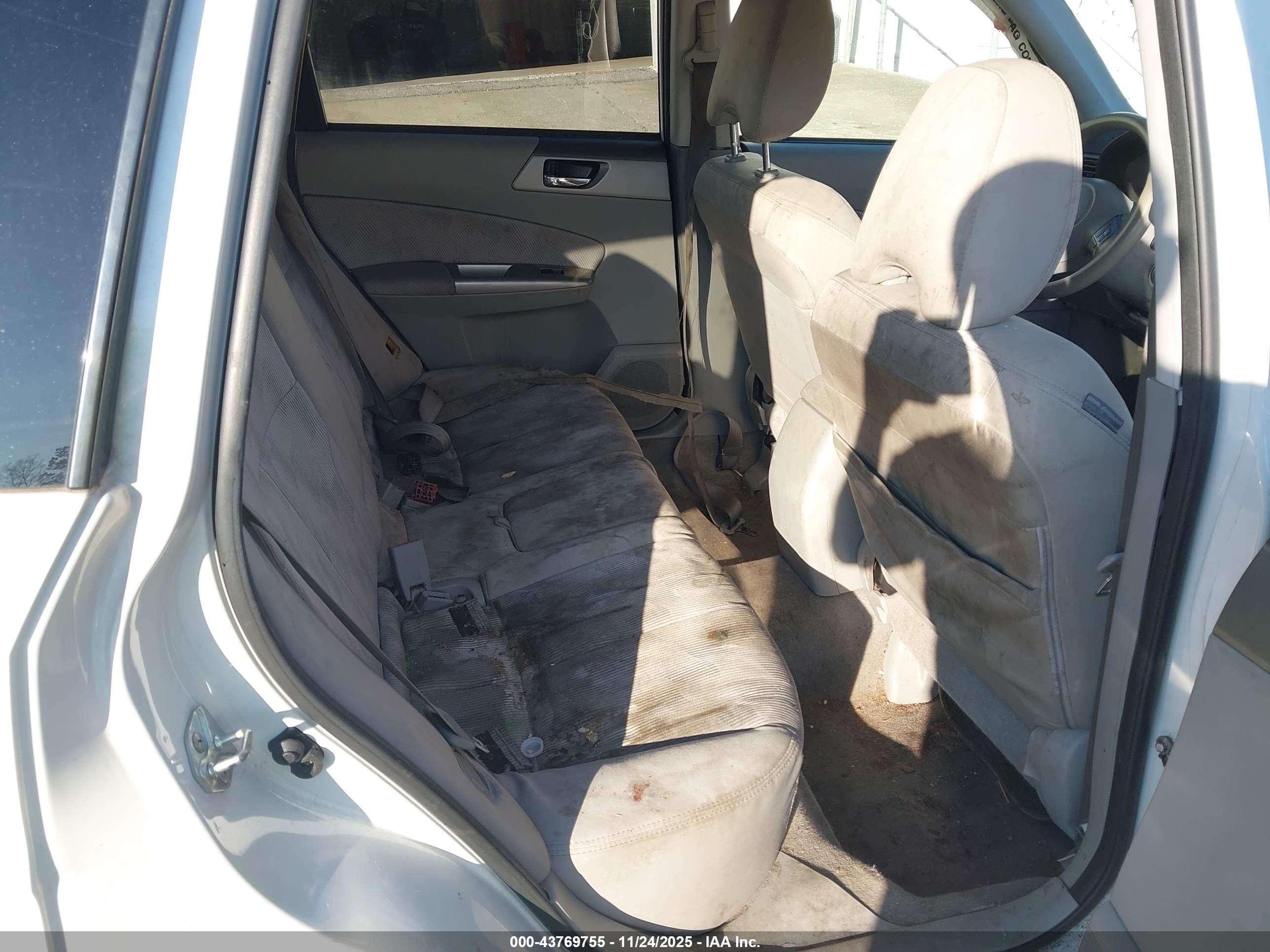 SUBARU FORESTER image 8