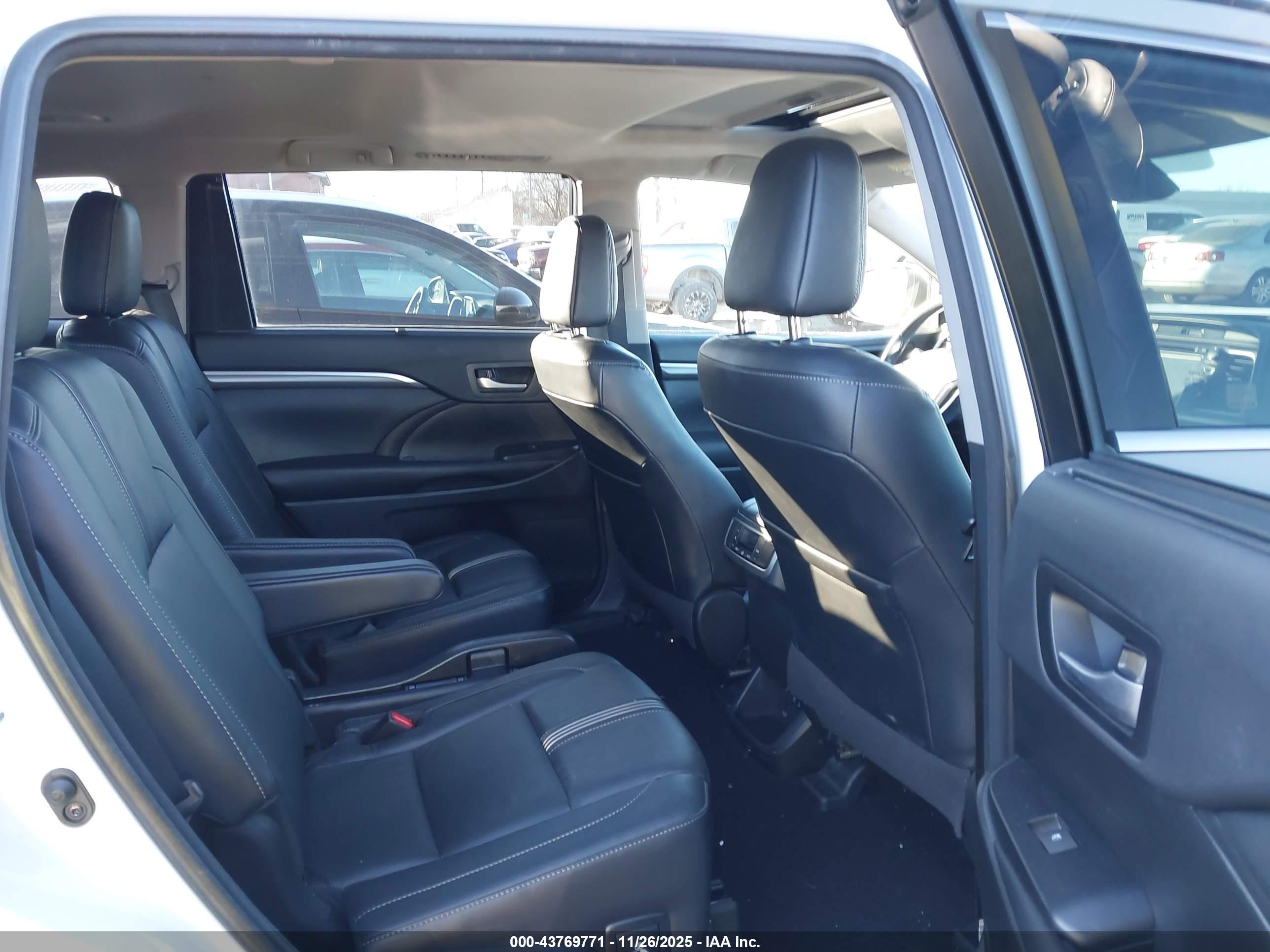TOYOTA HIGHLANDER image 8