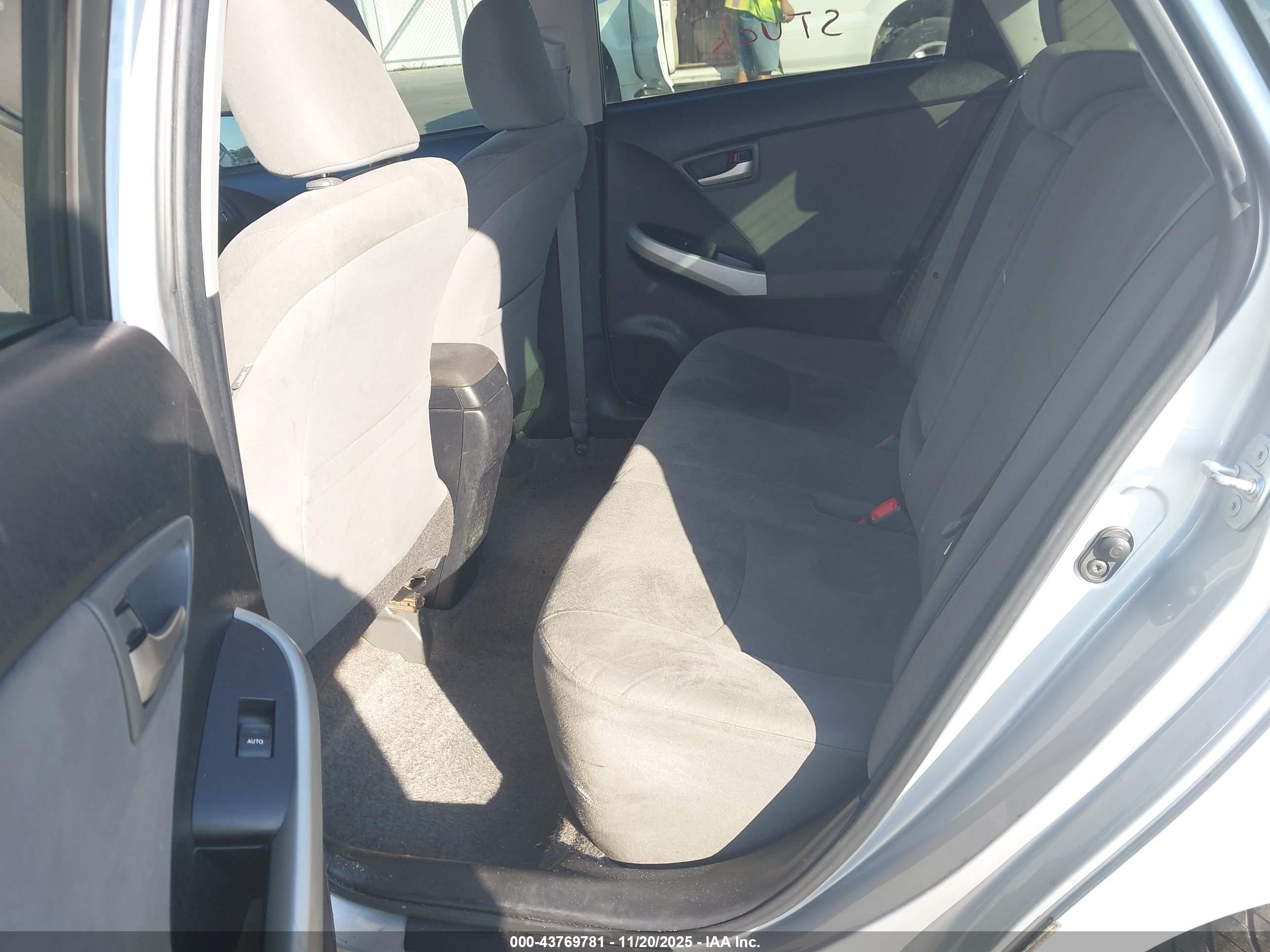 TOYOTA PRIUS image 8