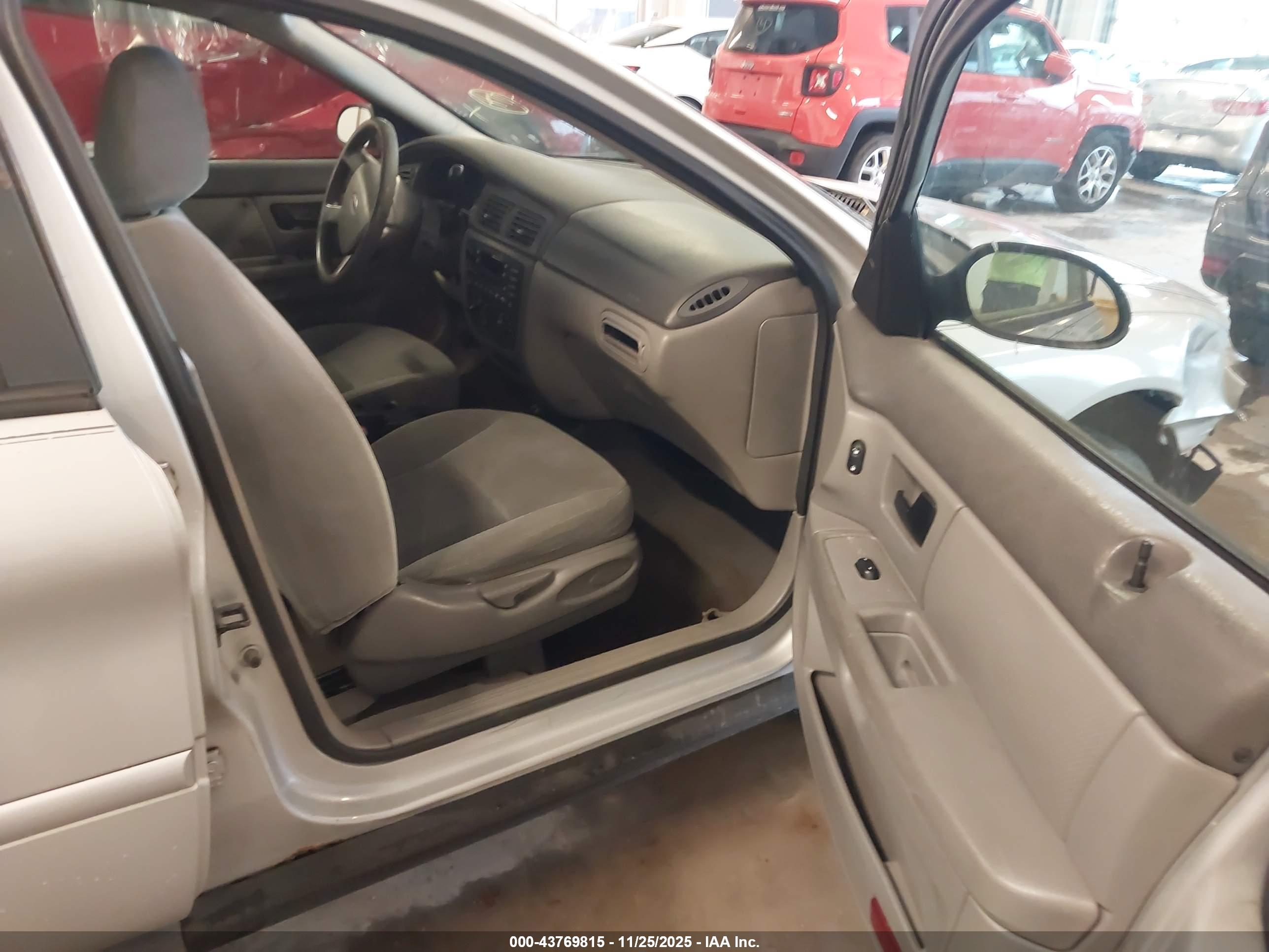 FORD TAURUS image 5