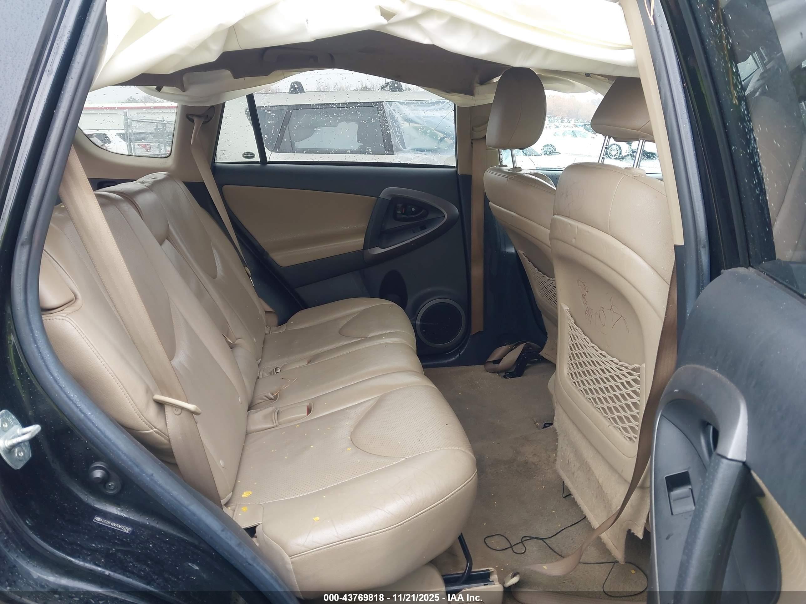 TOYOTA RAV4 image 8