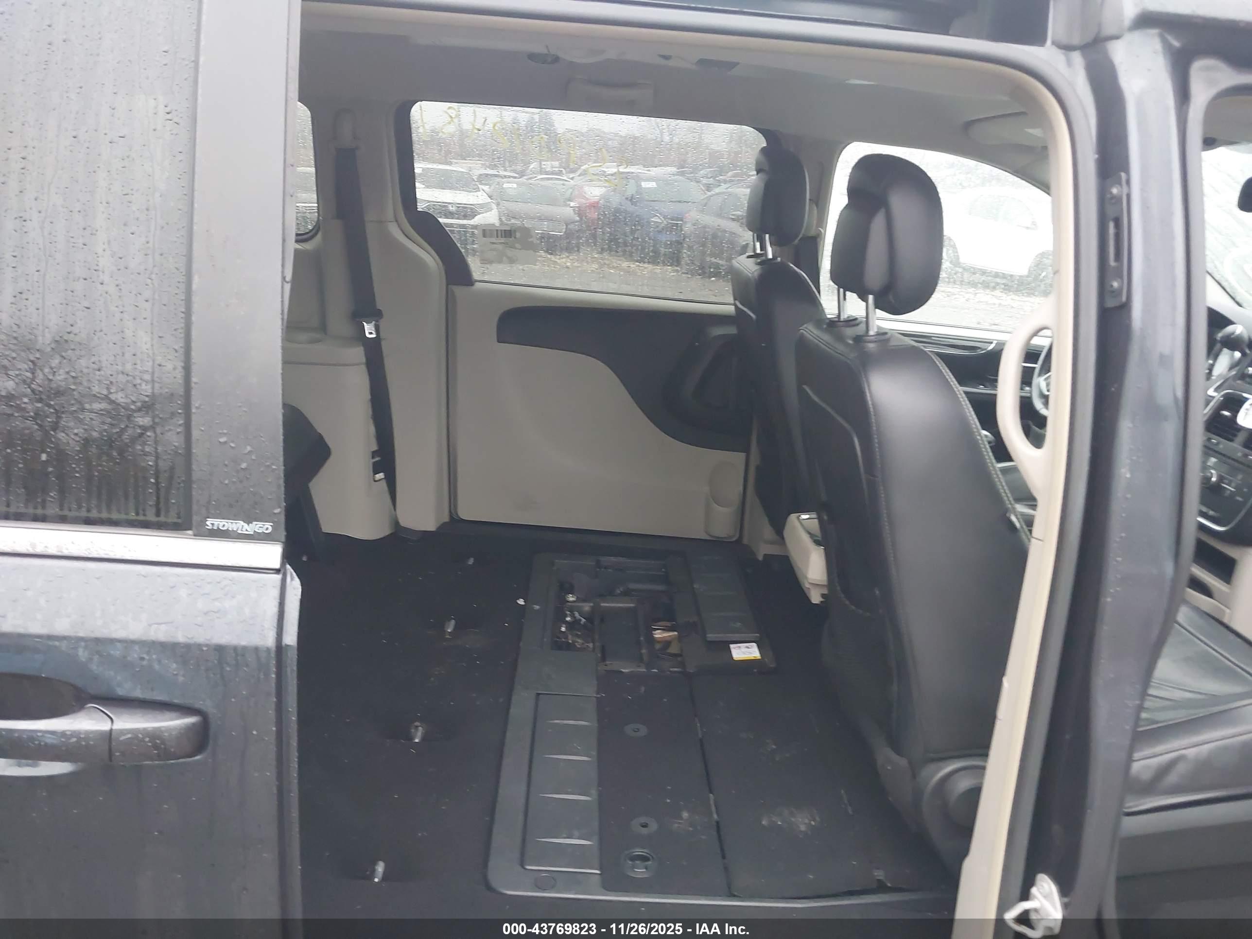 CHRYSLER TOWN image 8