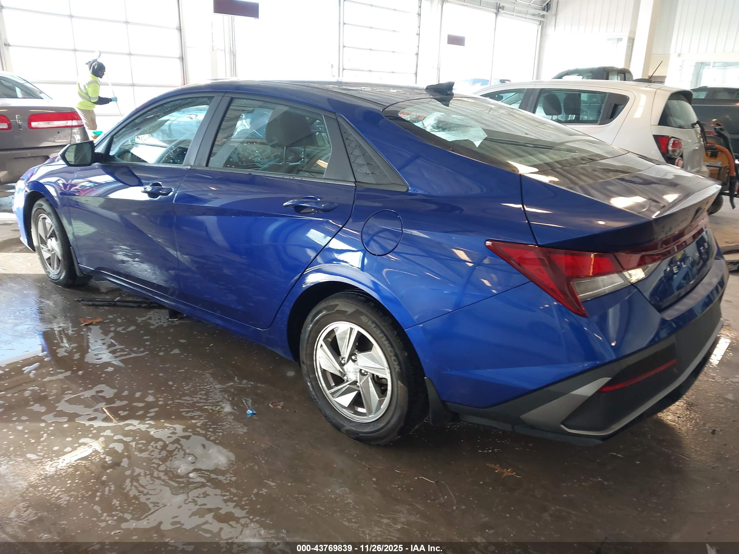 HYUNDAI ELANTRA image 3