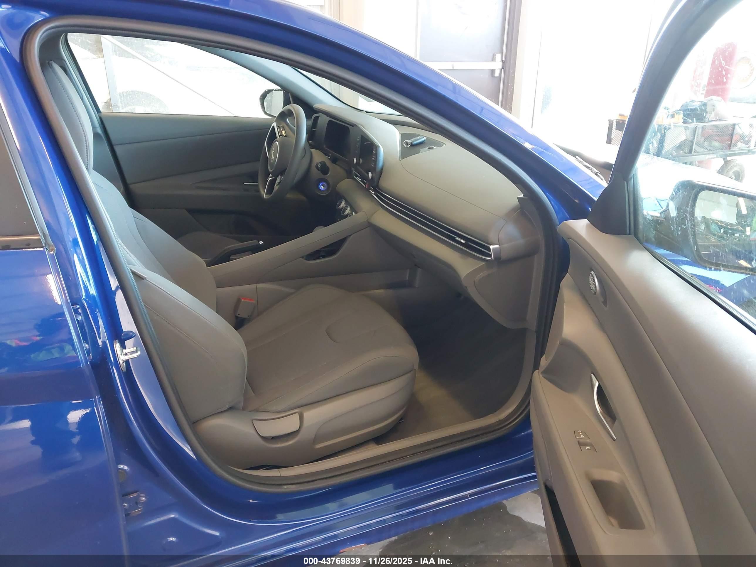 HYUNDAI ELANTRA image 5