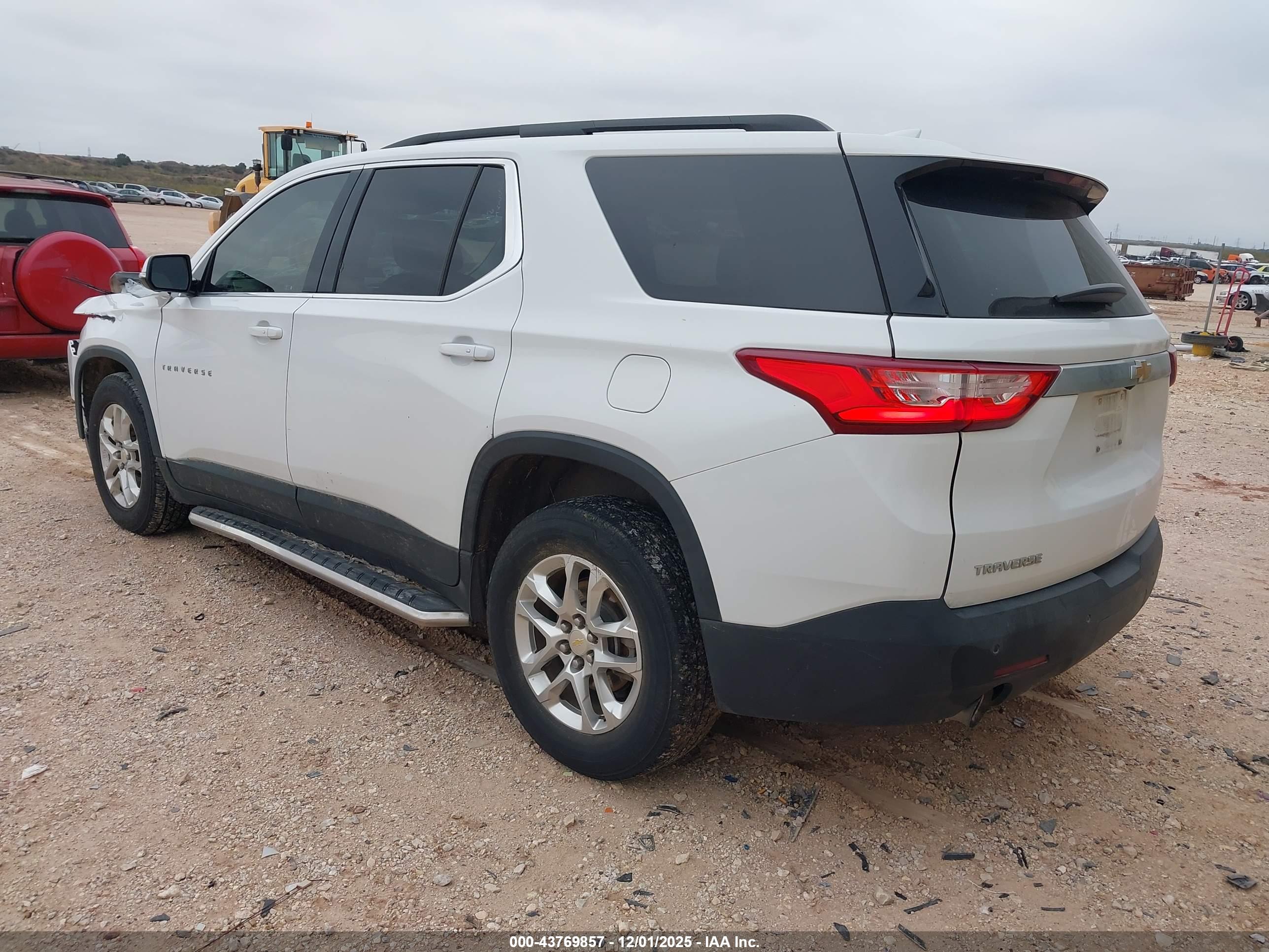 CHEVROLET TRAVERSE image 3