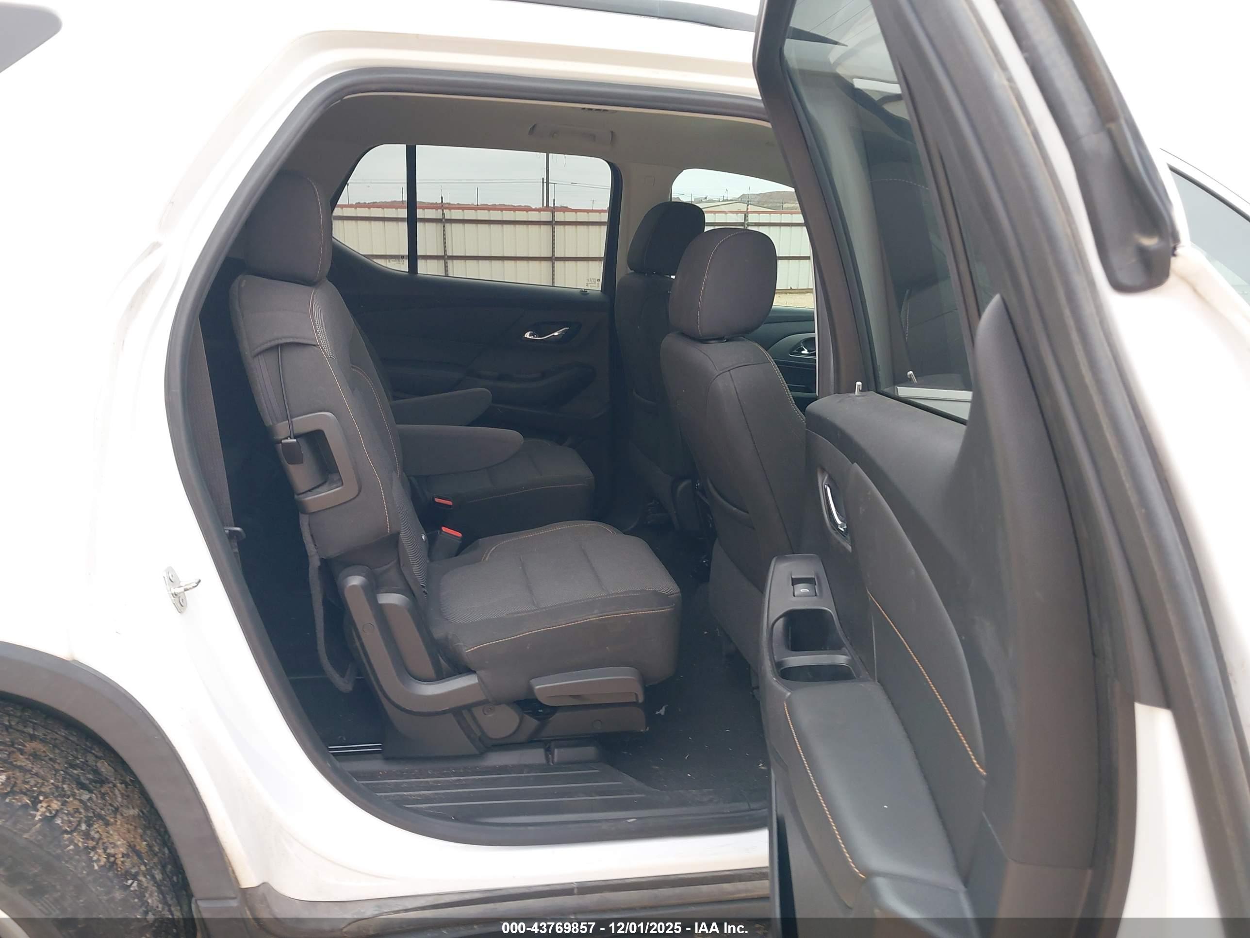 CHEVROLET TRAVERSE image 8