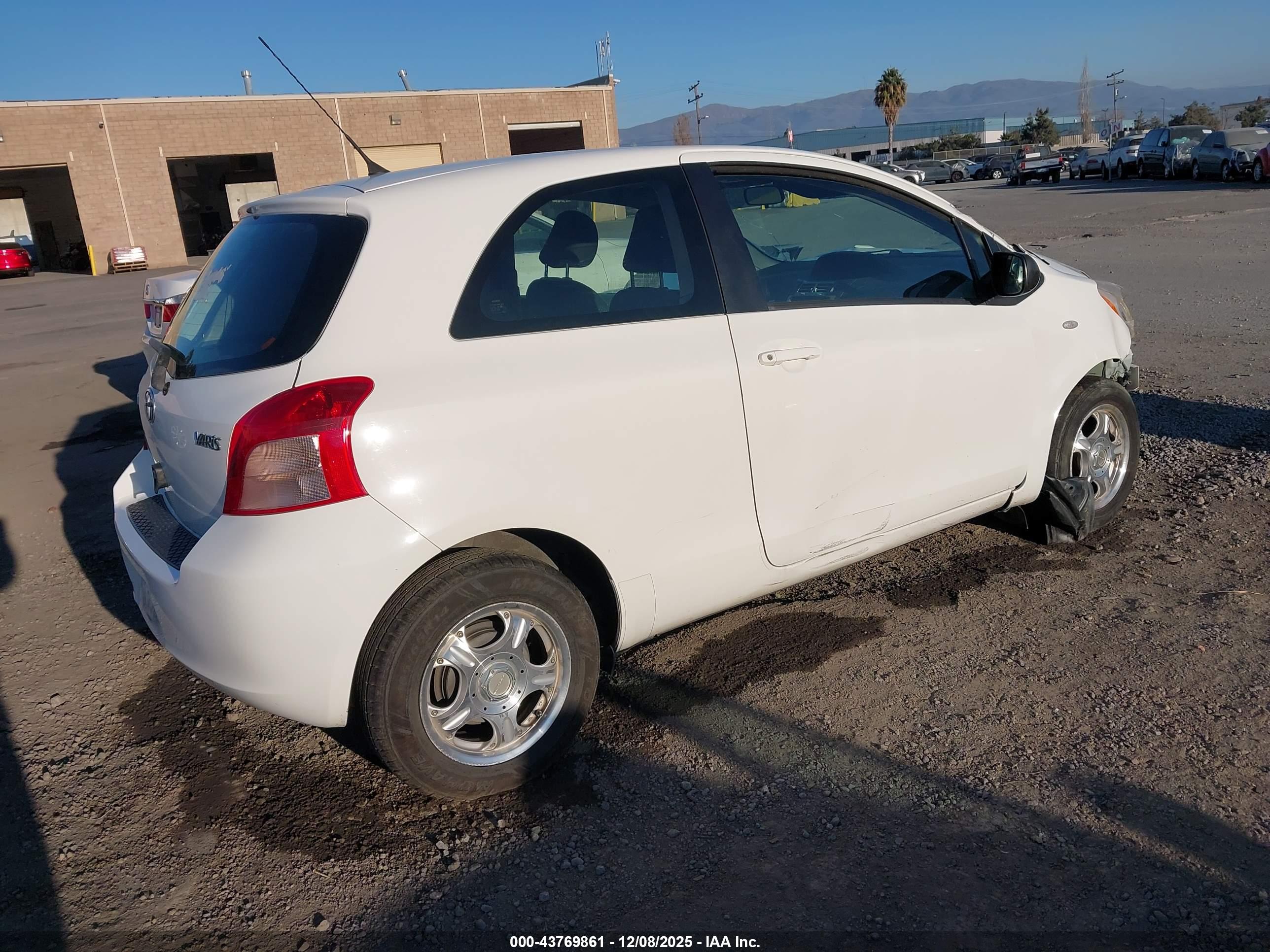 TOYOTA YARIS image 4