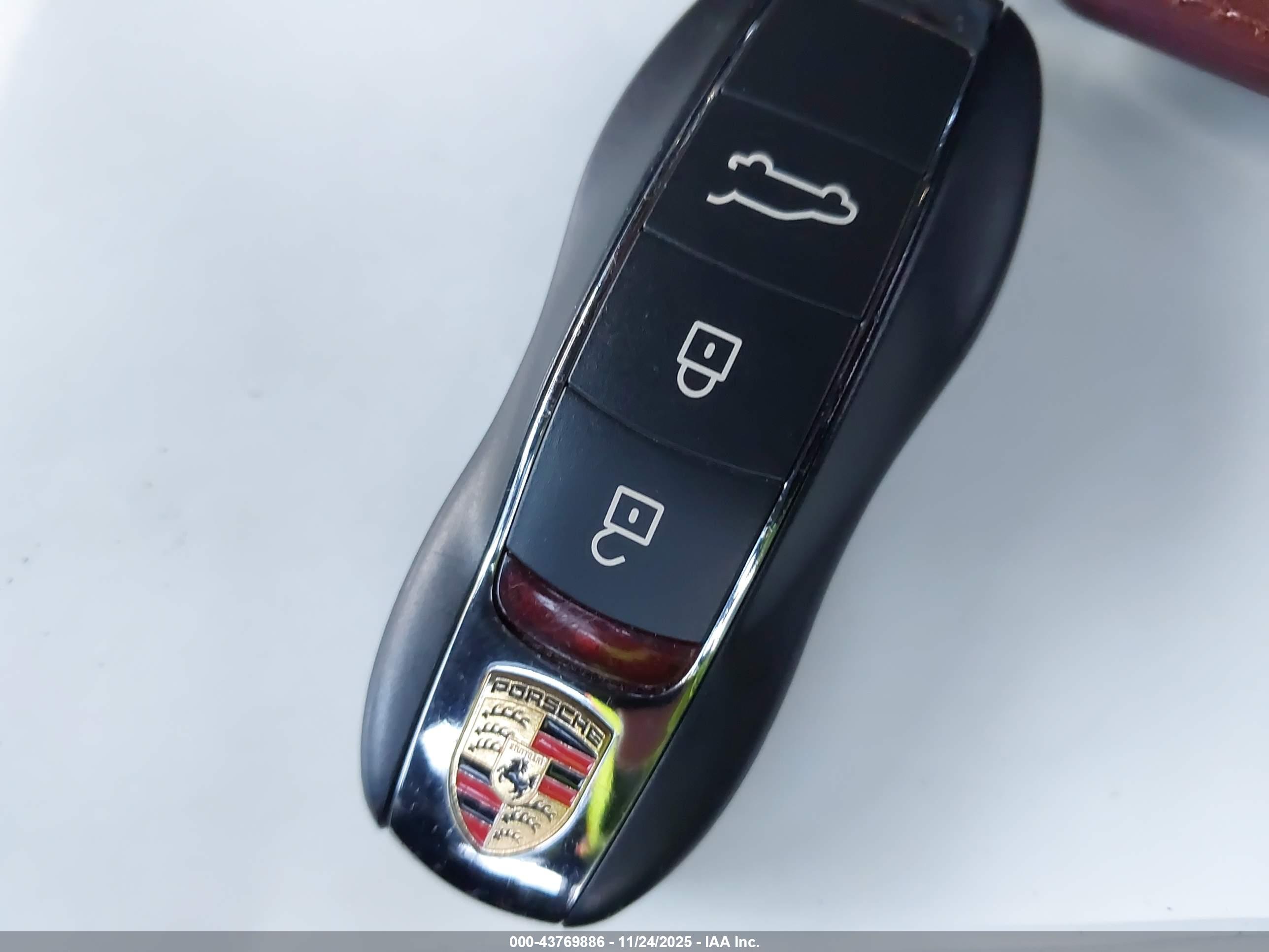 PORSCHE MACAN image 11