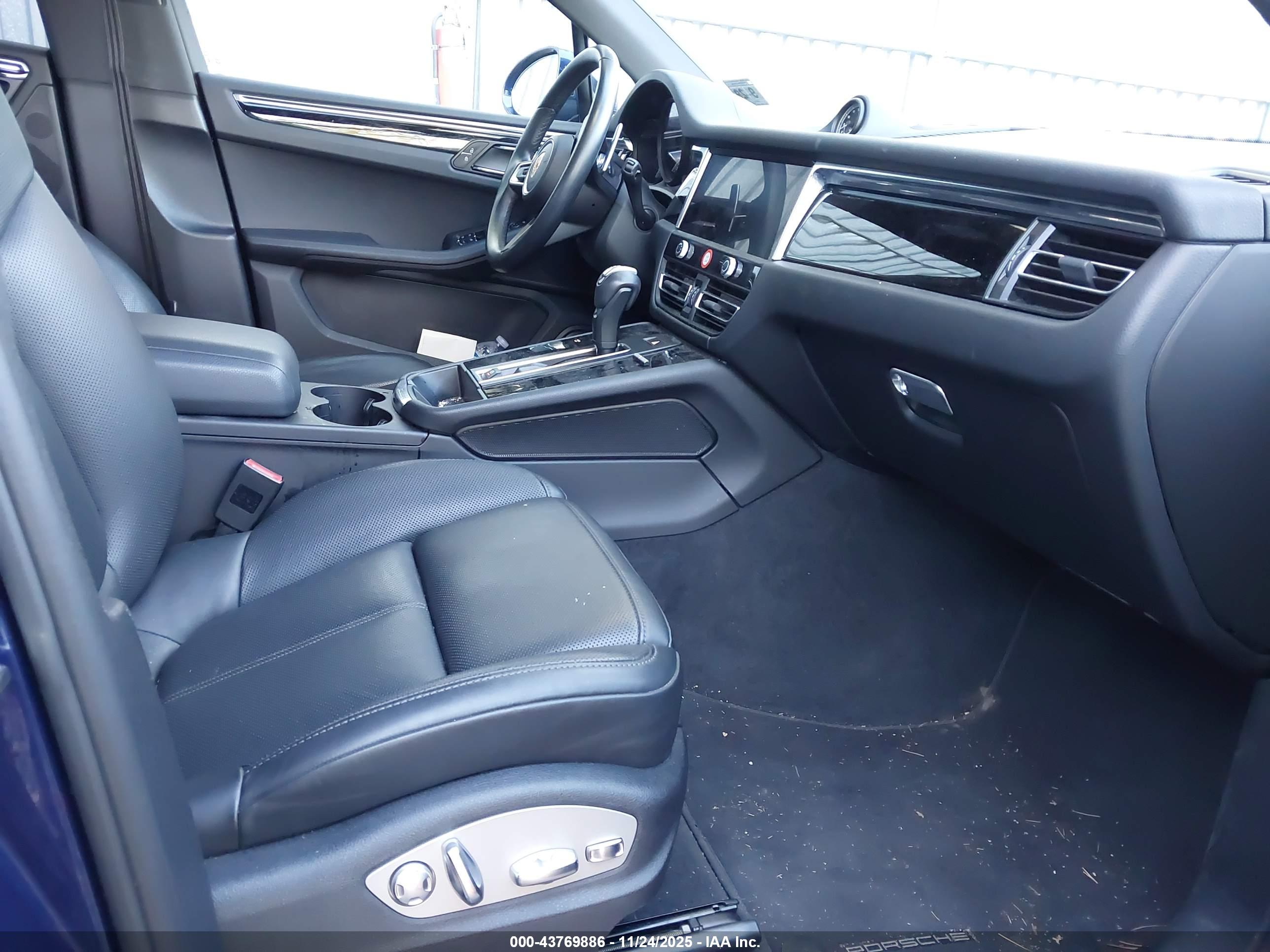 PORSCHE MACAN image 5
