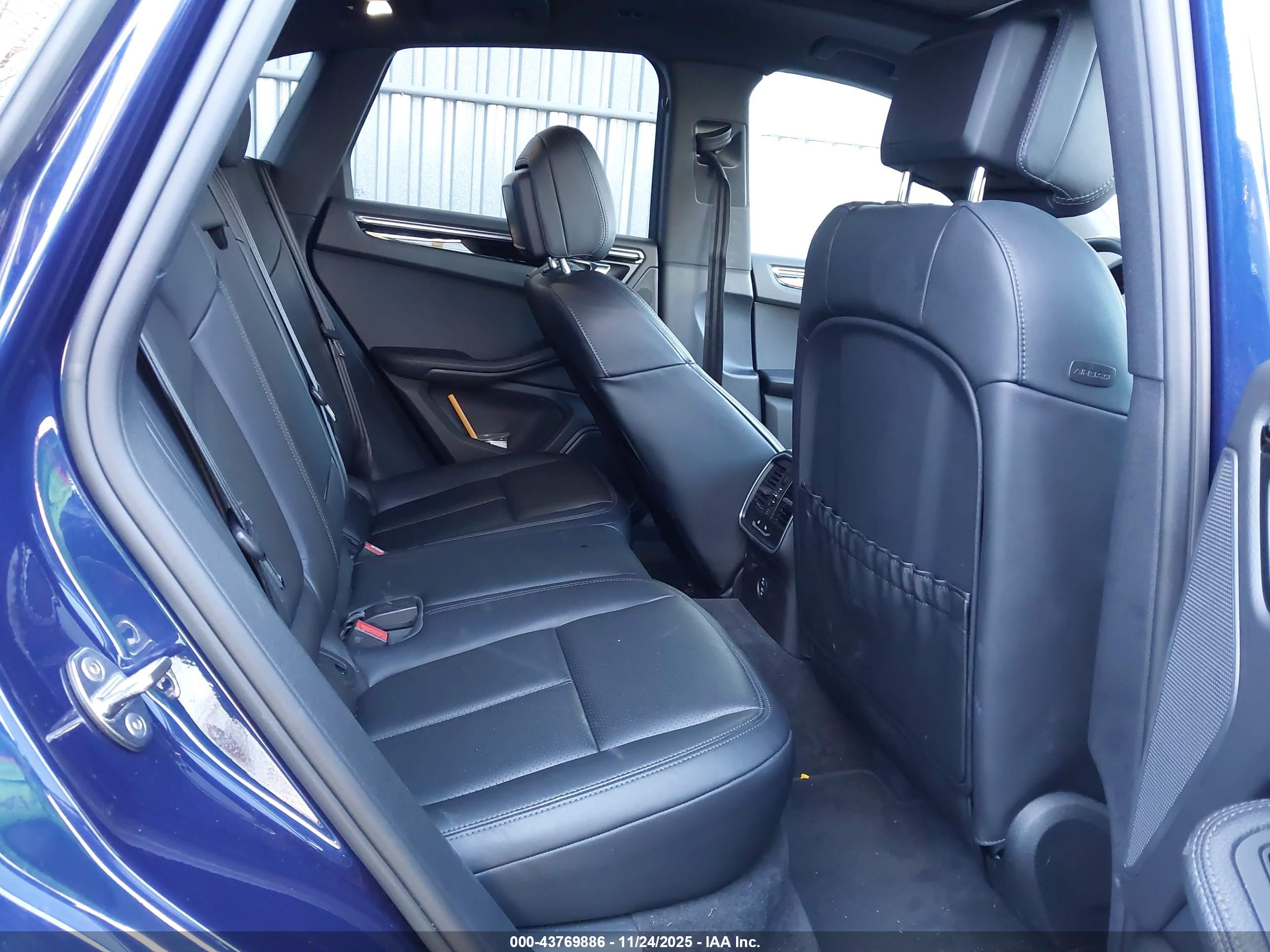 PORSCHE MACAN image 8