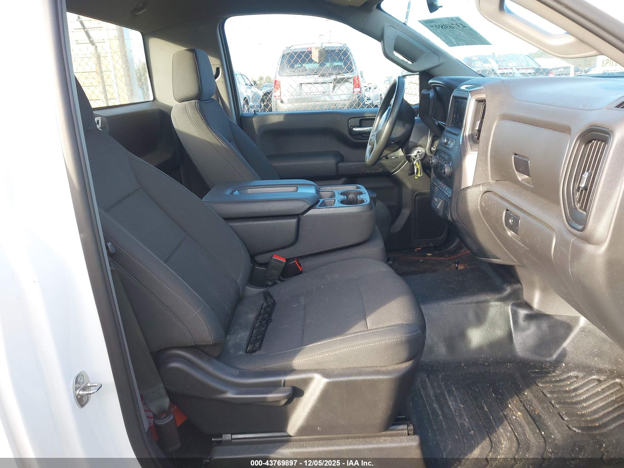 CHEVROLET SILVERADO image 5