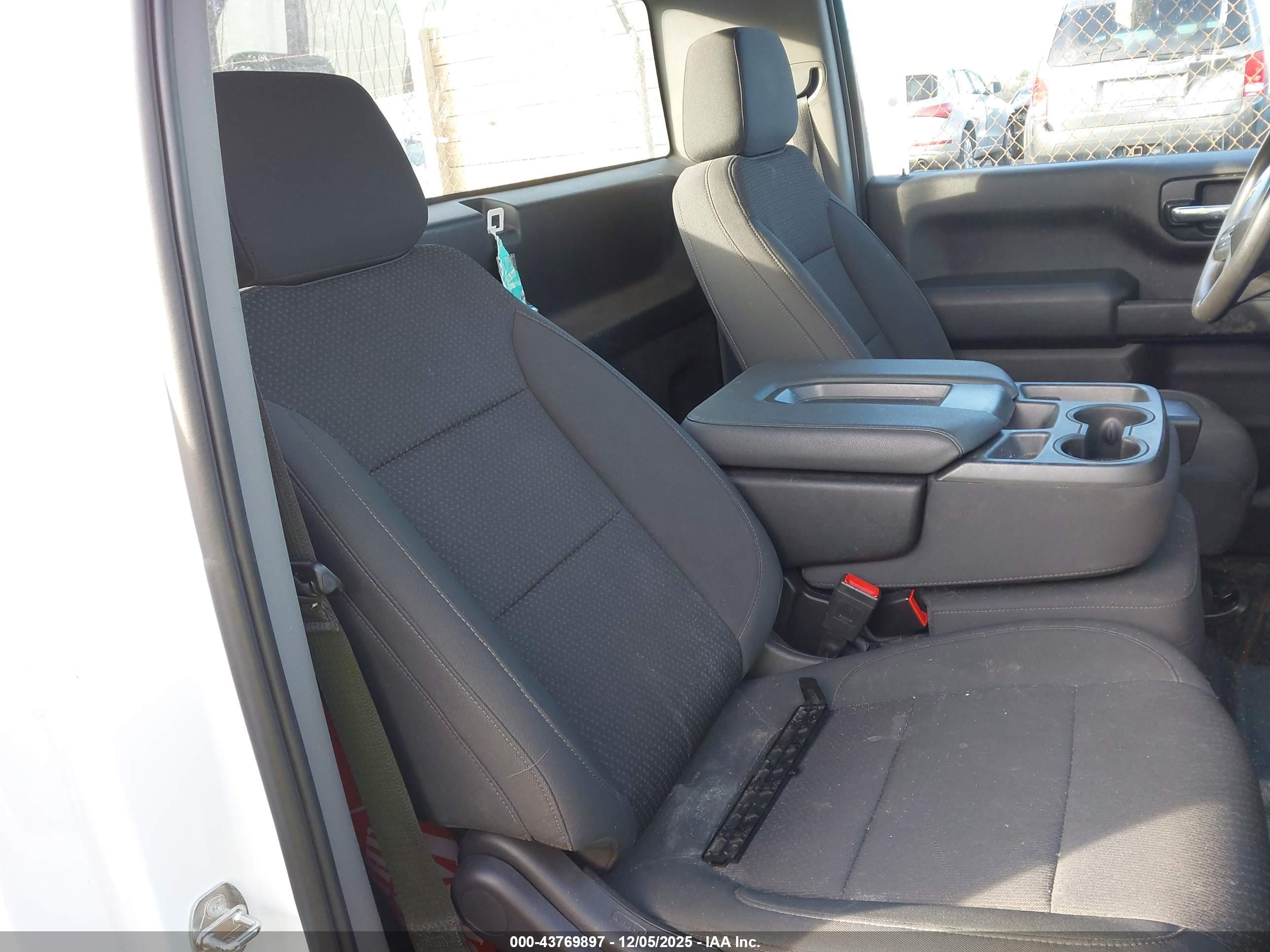 CHEVROLET SILVERADO image 8