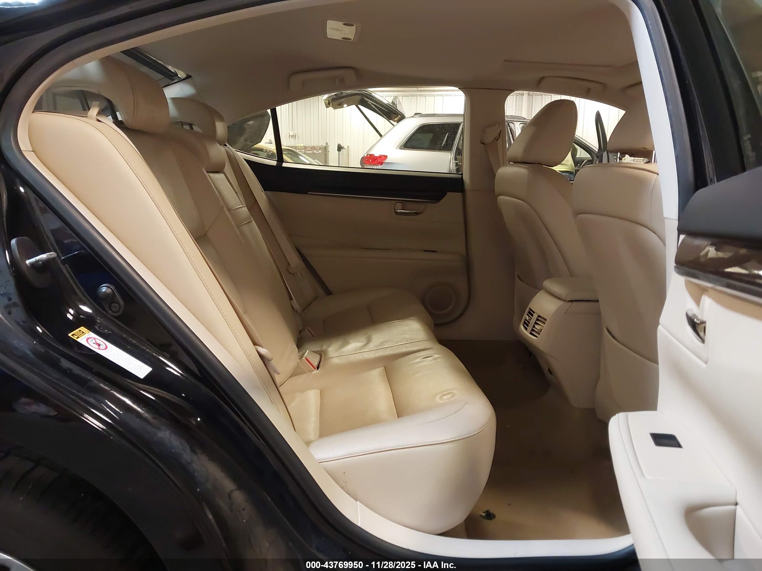 LEXUS ES image 8