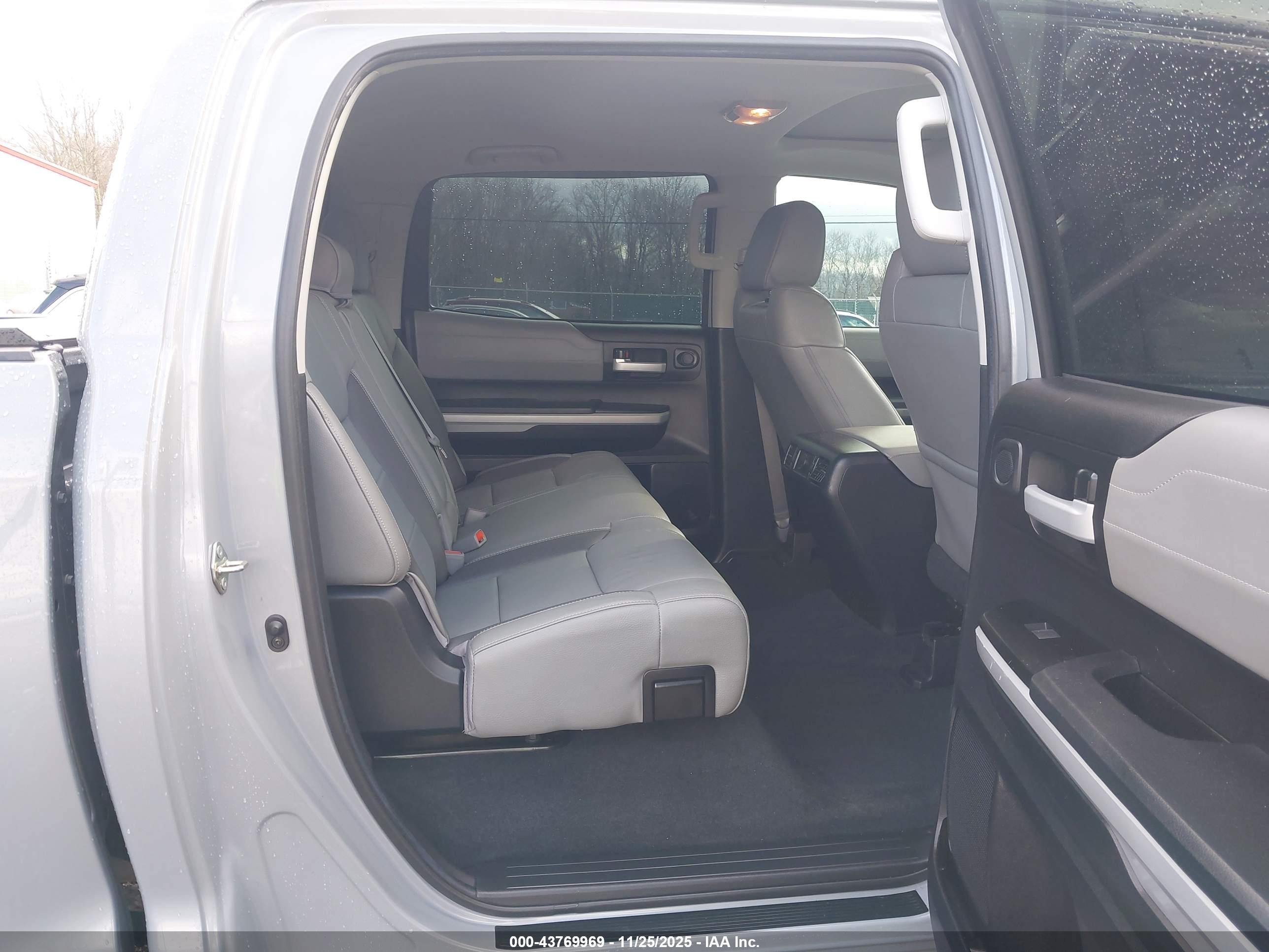 TOYOTA TUNDRA image 8