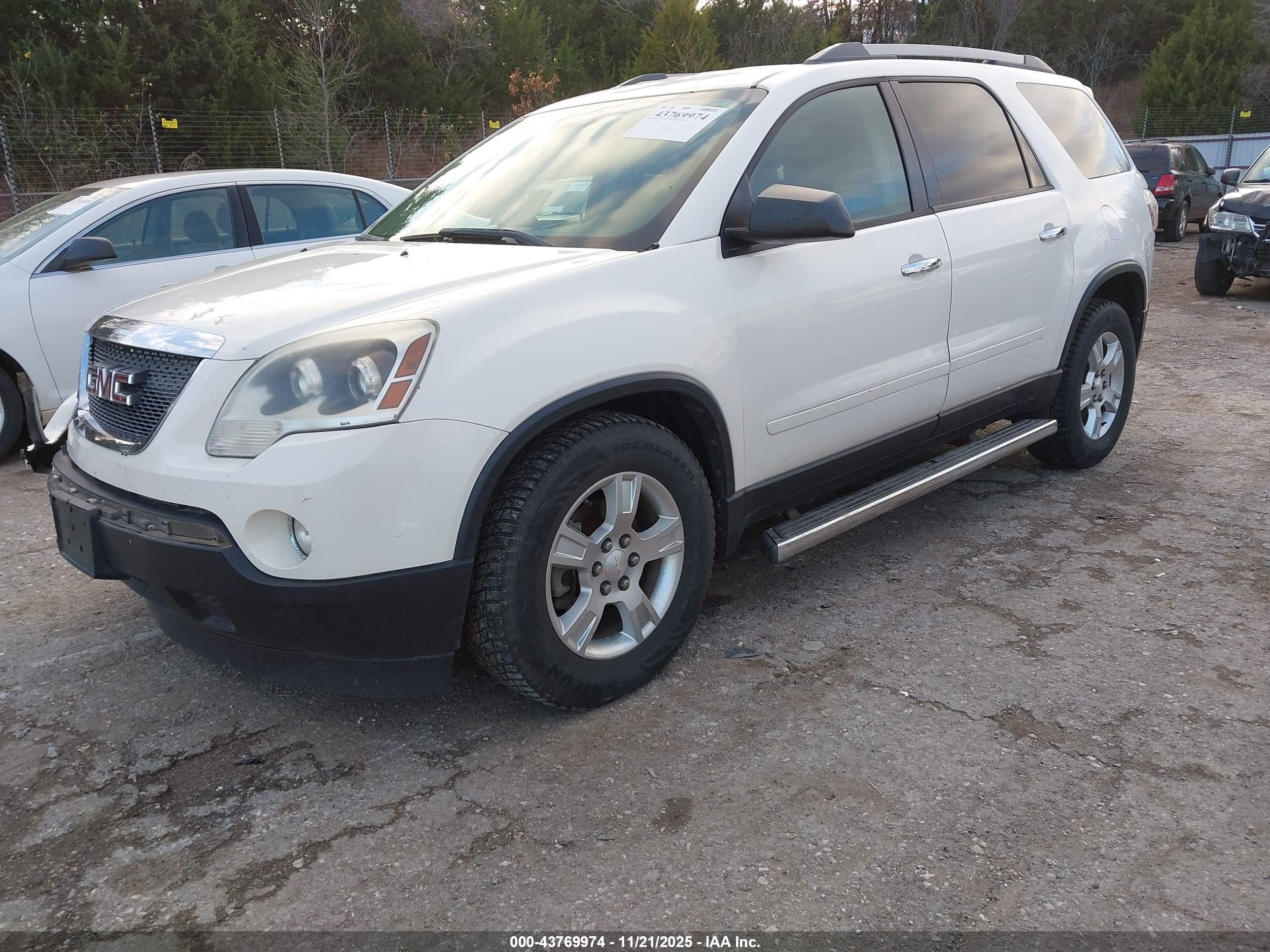 GMC ACADIA image 2