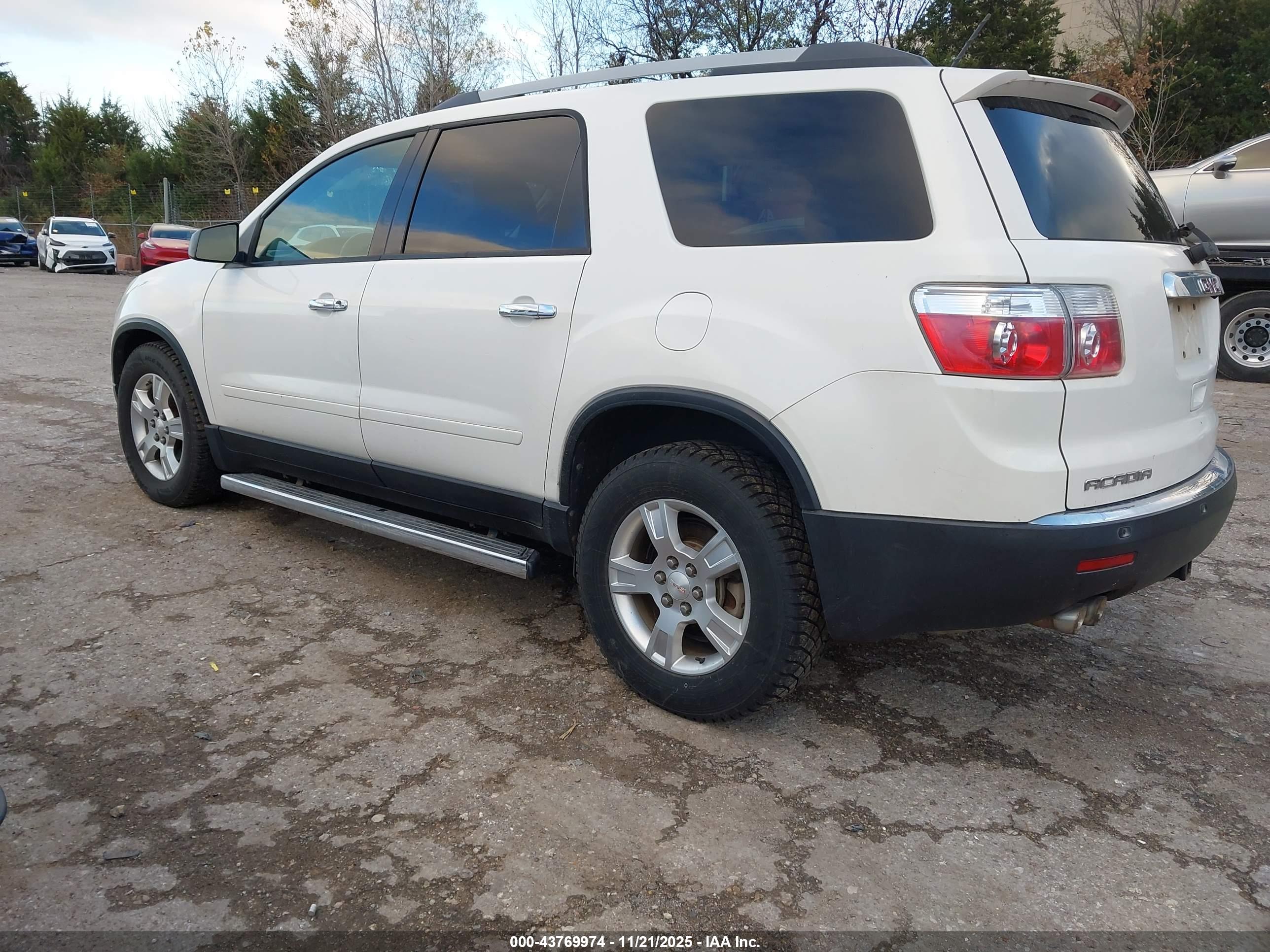 GMC ACADIA image 3