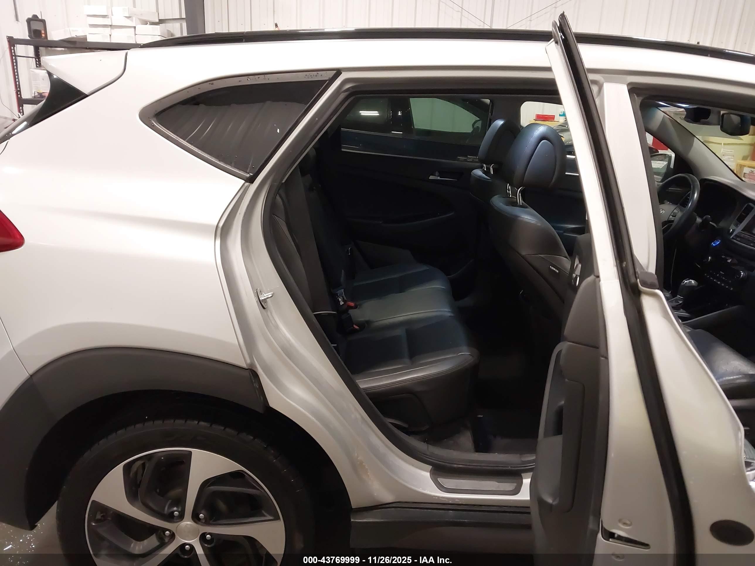 HYUNDAI TUCSON image 8