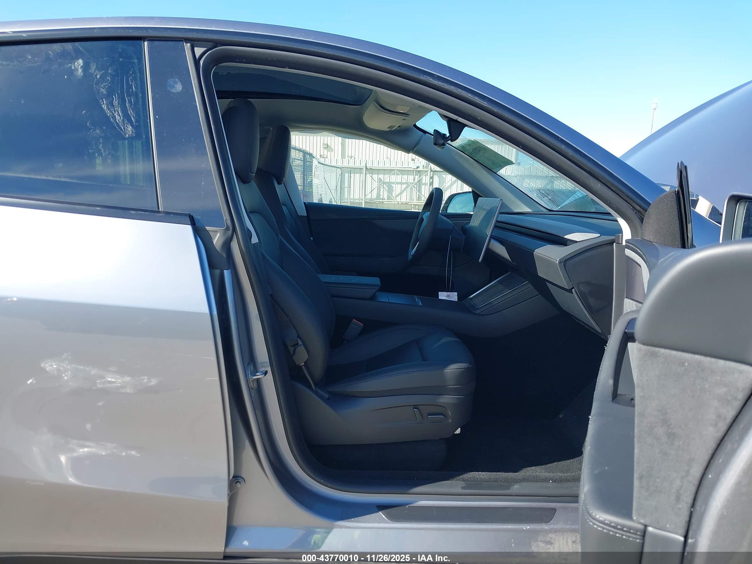 TESLA MODEL image 5