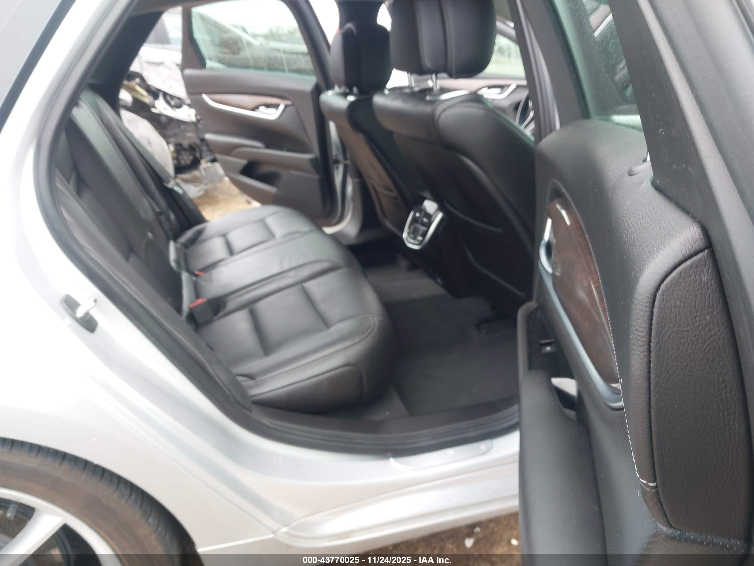 CADILLAC XTS image 8