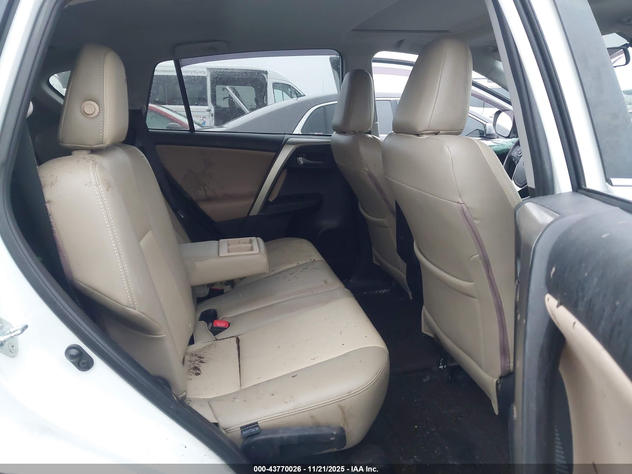 TOYOTA RAV4 image 8