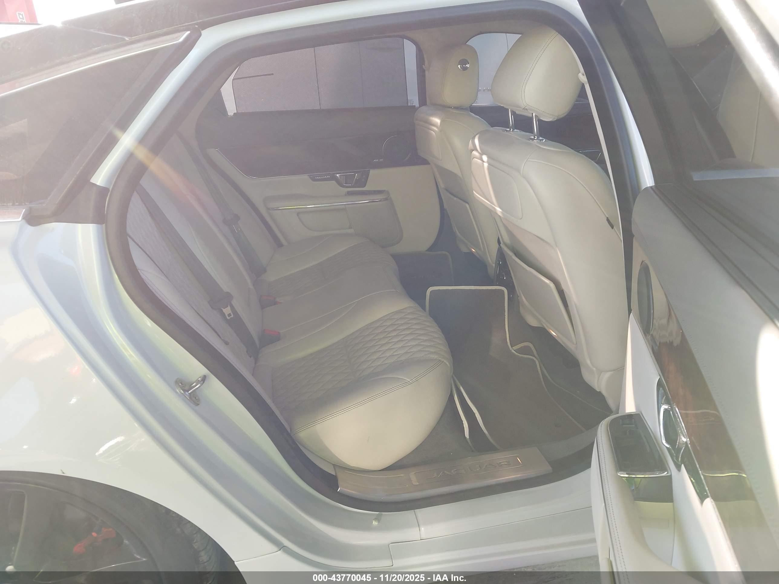 JAGUAR XJ image 8