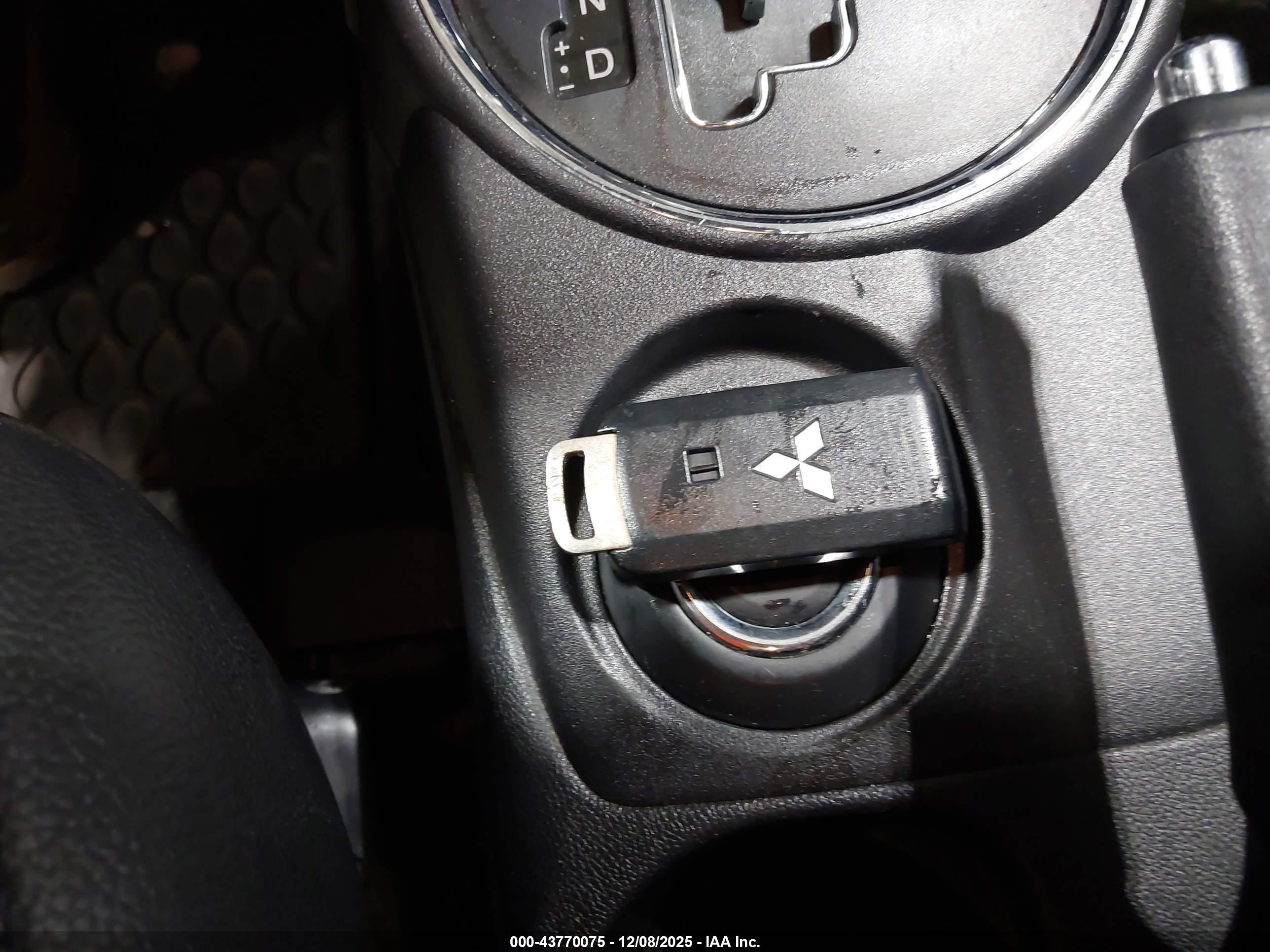 MITSUBISHI OUTLANDER image 11