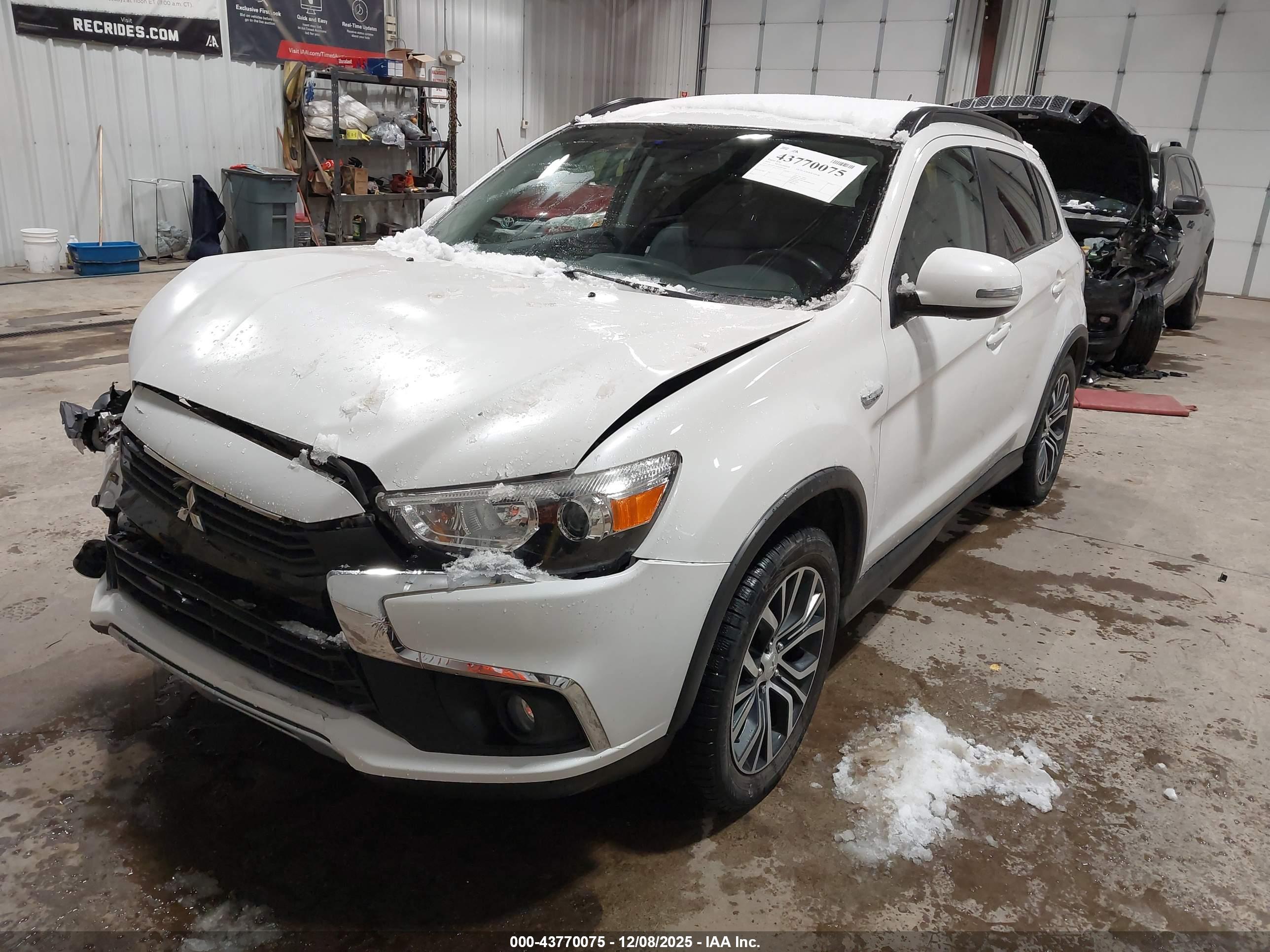 MITSUBISHI OUTLANDER image 2