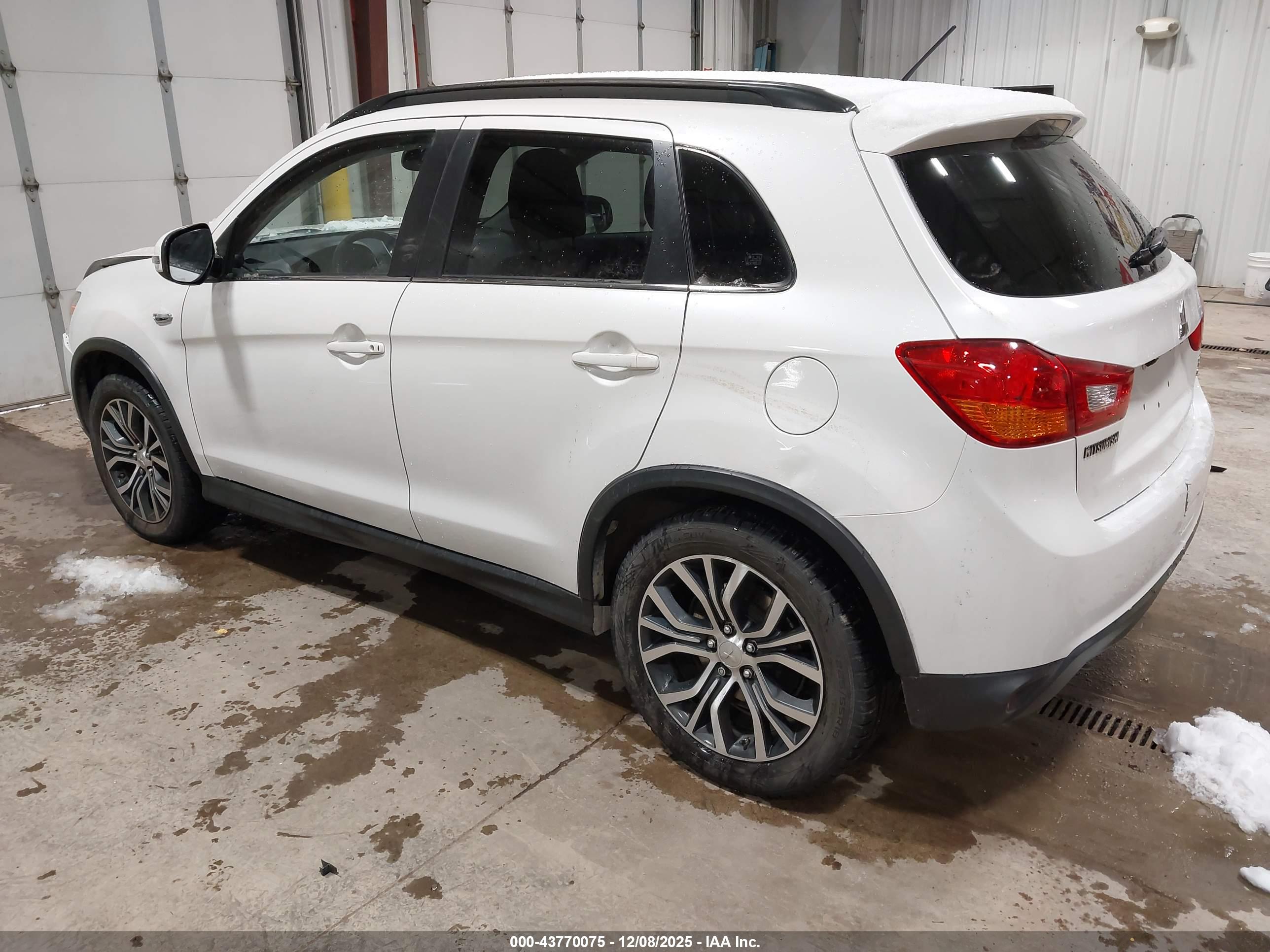 MITSUBISHI OUTLANDER image 3