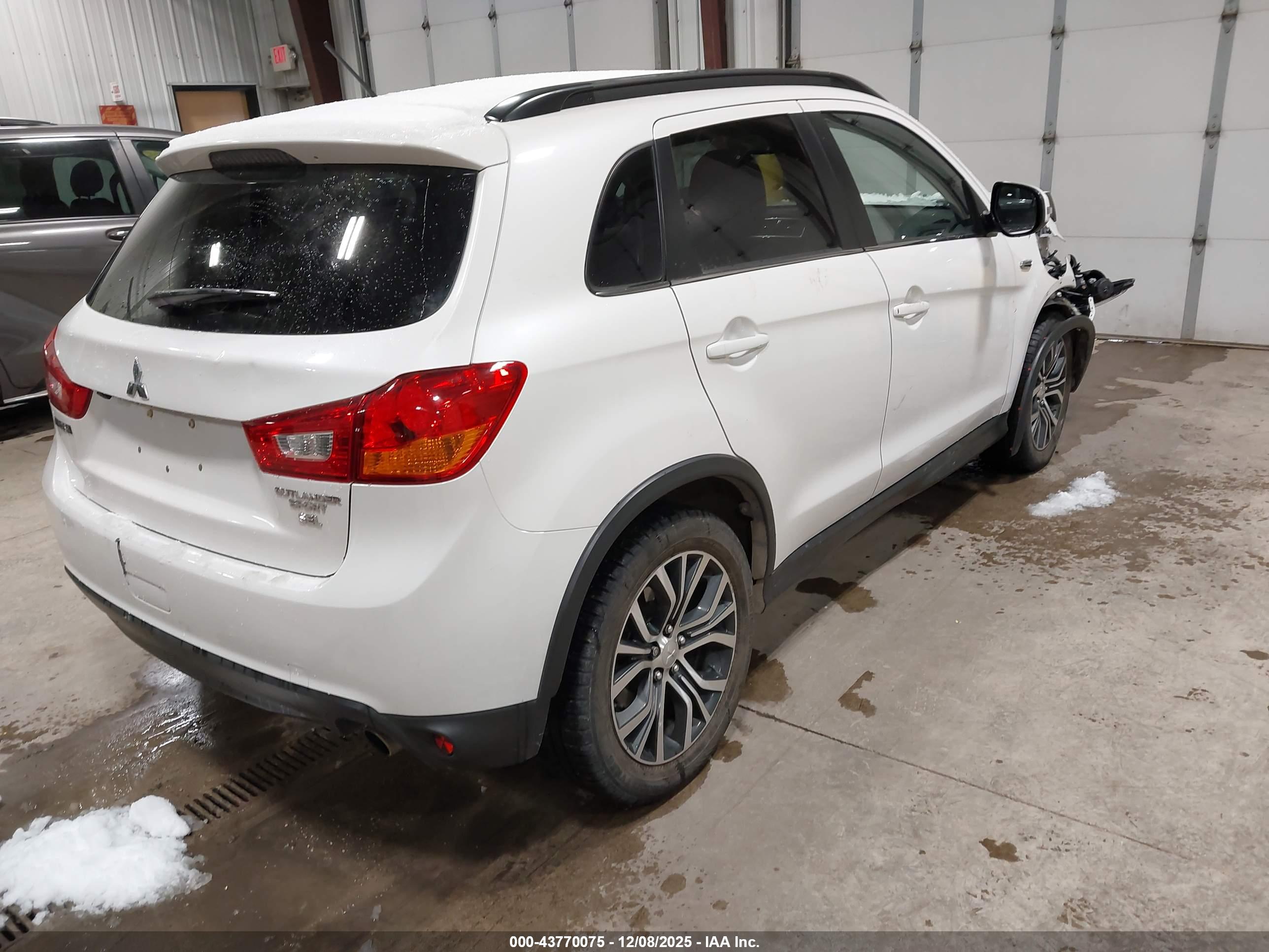 MITSUBISHI OUTLANDER image 4