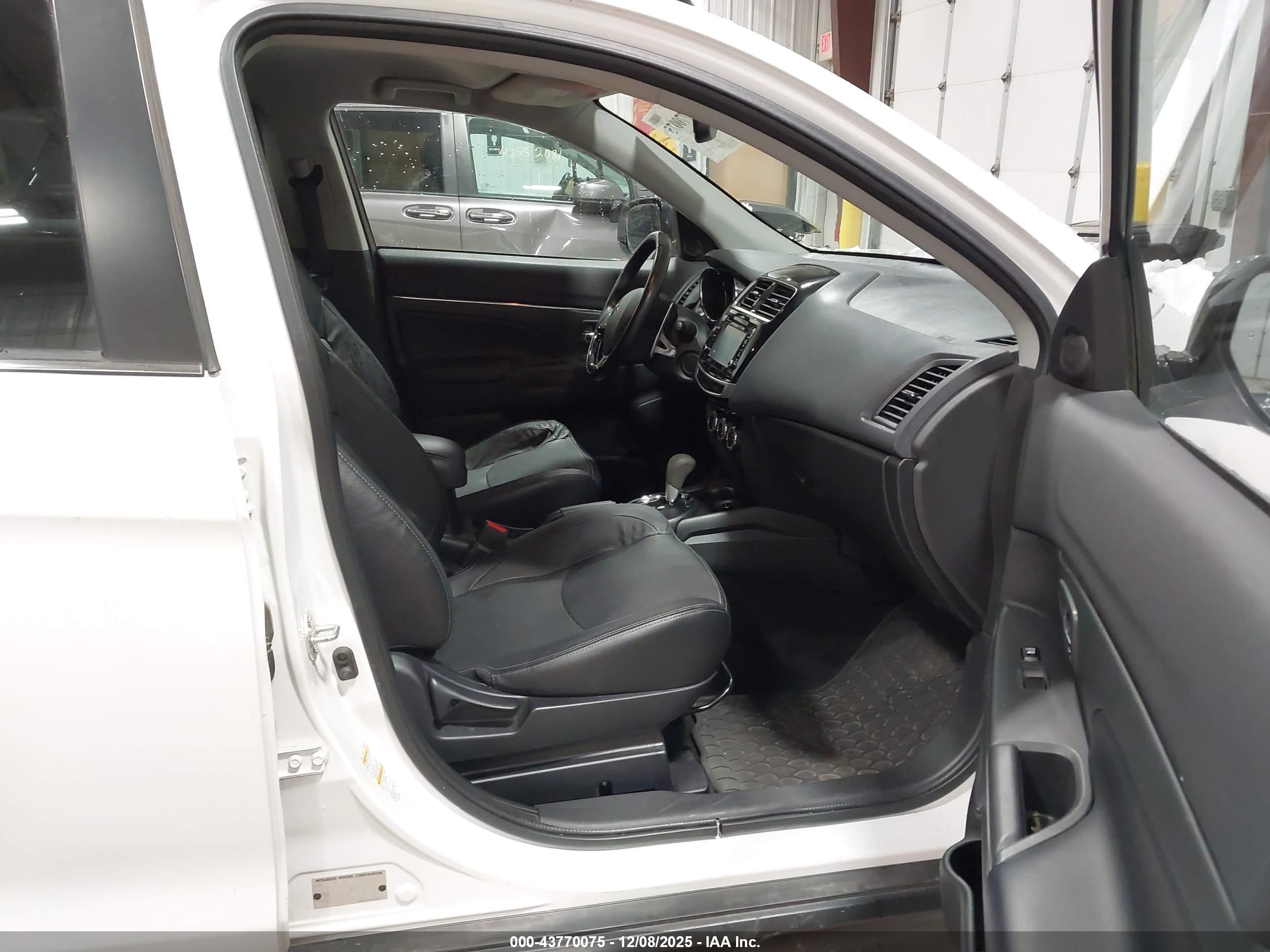 MITSUBISHI OUTLANDER image 5
