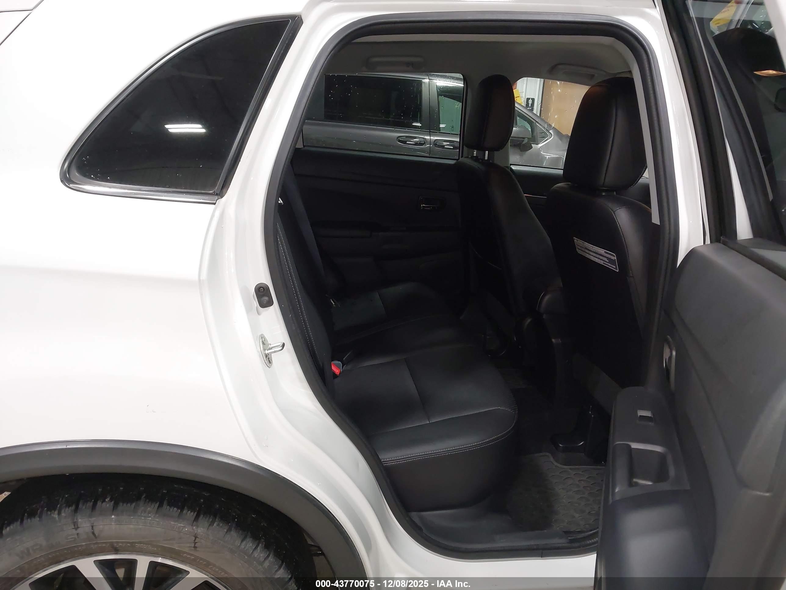 MITSUBISHI OUTLANDER image 8