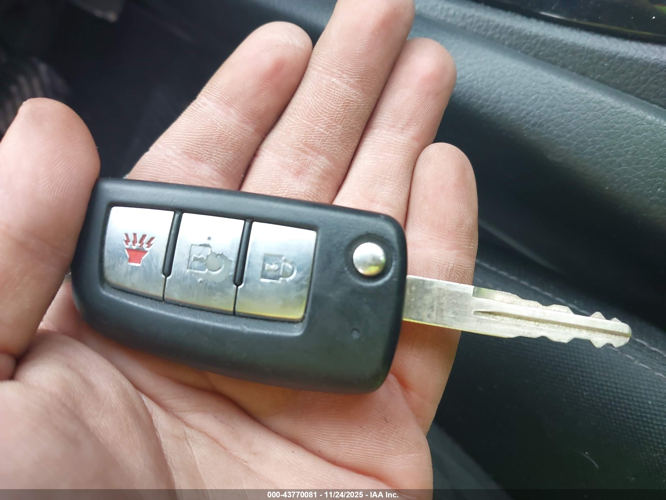 NISSAN ROGUE image 11