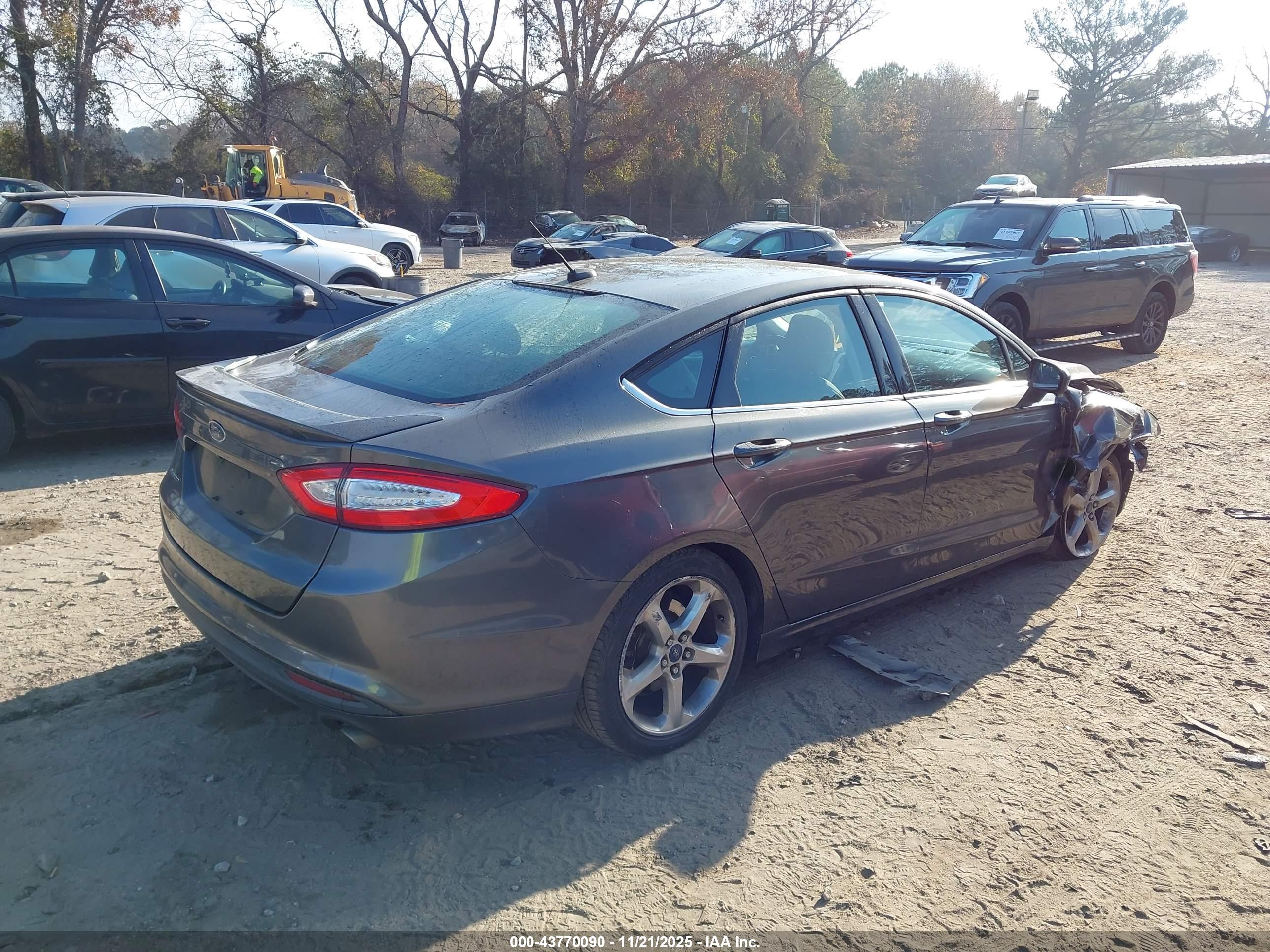 FORD FUSION image 4
