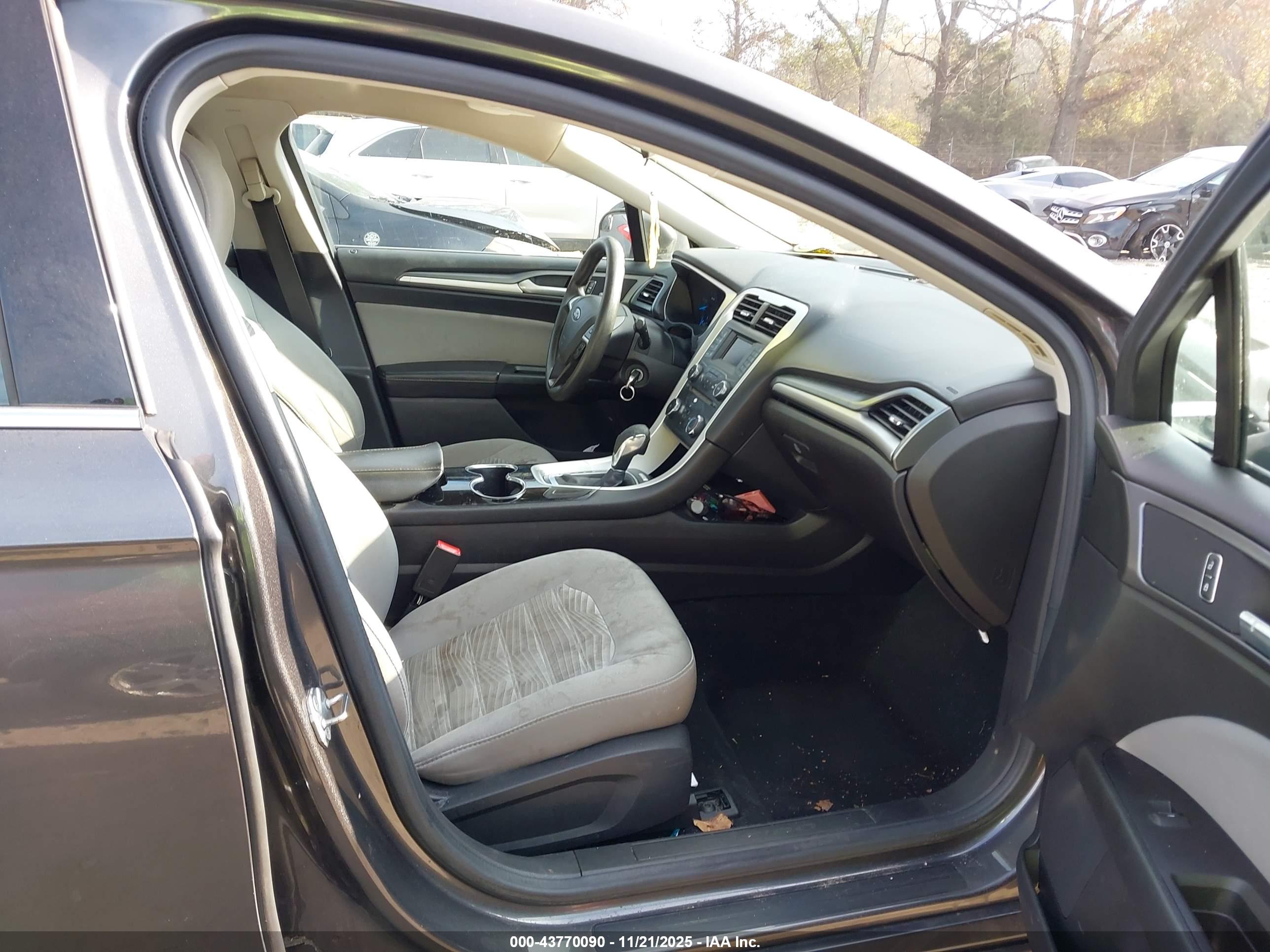 FORD FUSION image 5