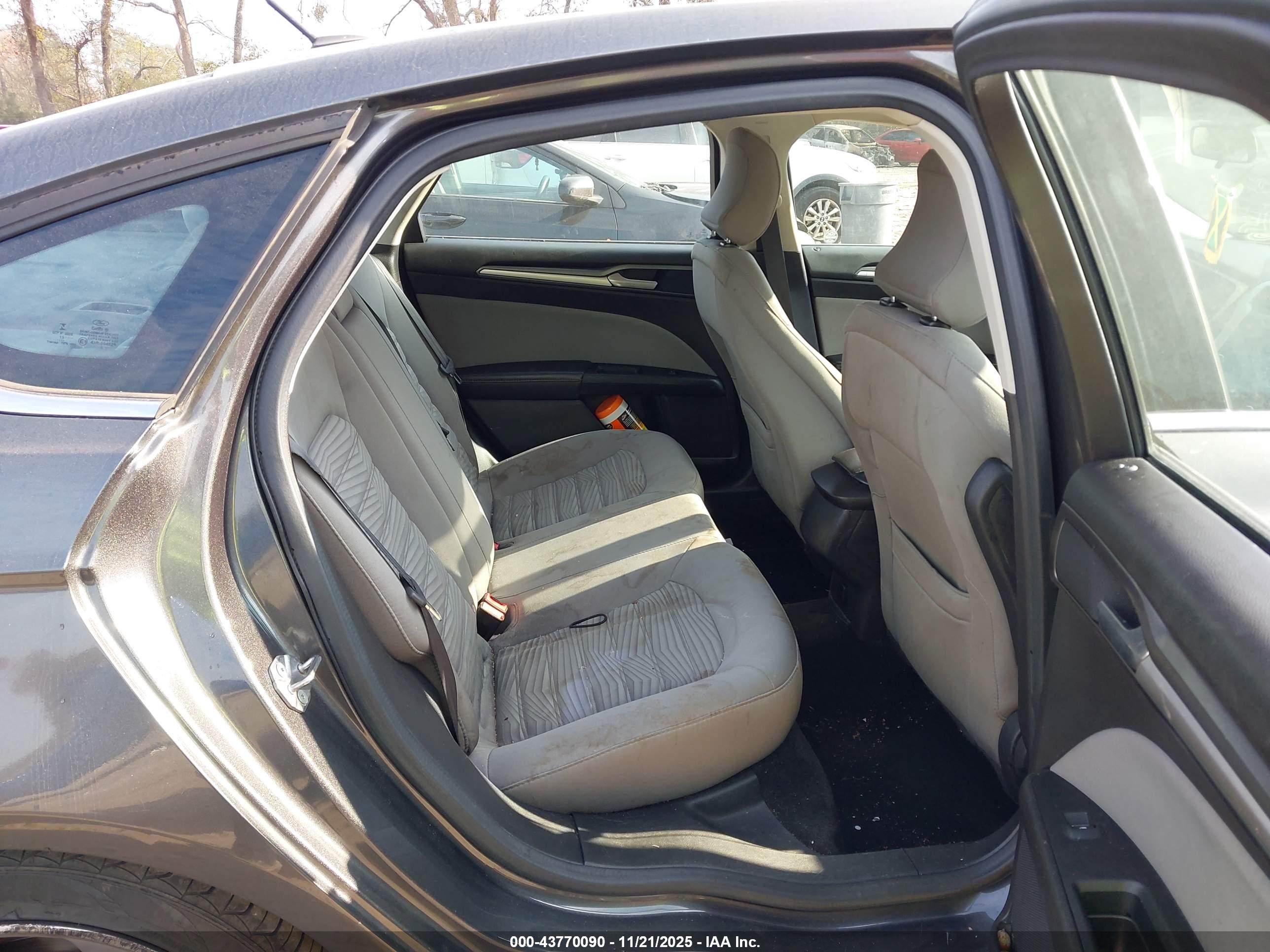 FORD FUSION image 8