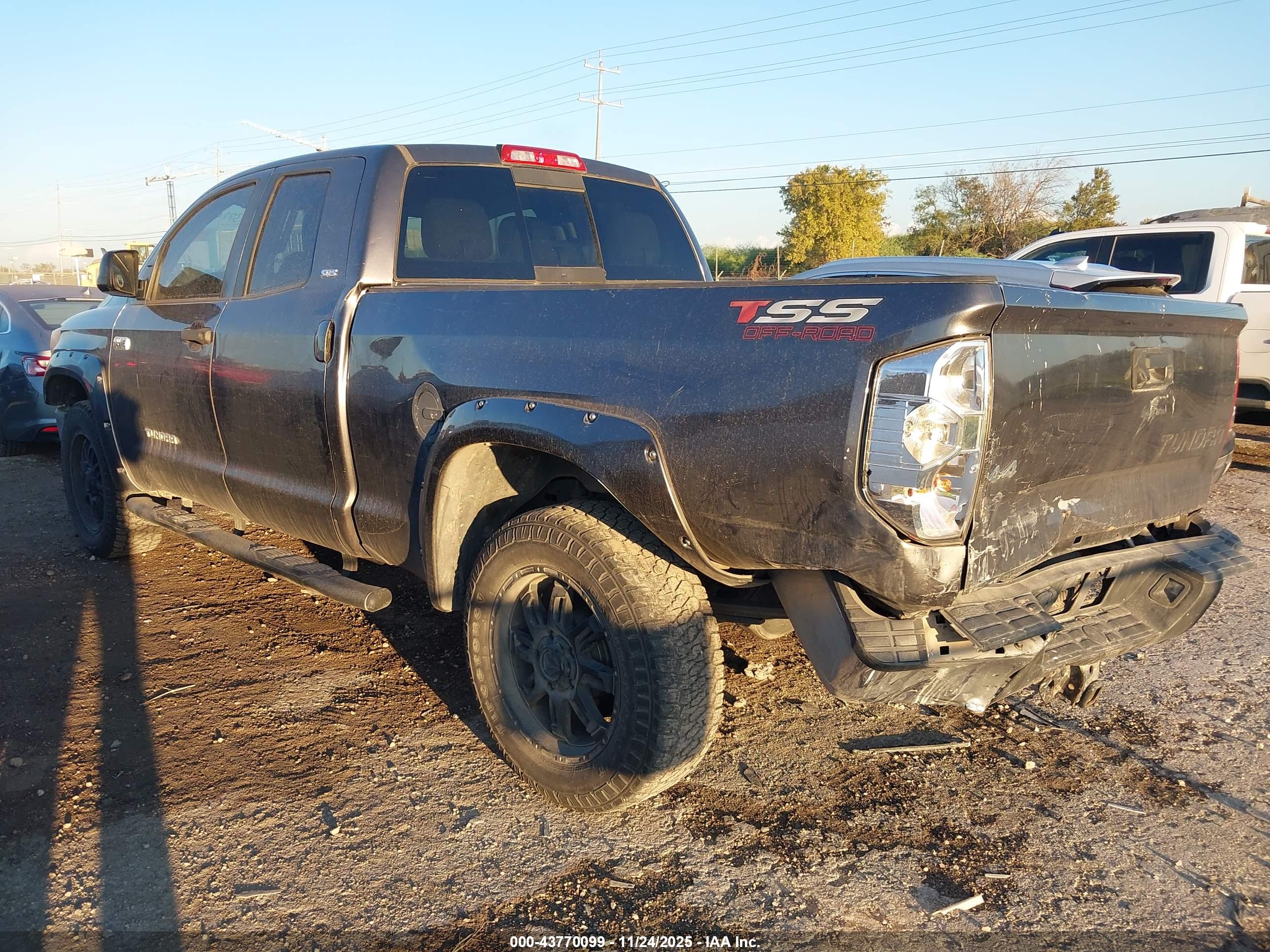 TOYOTA TUNDRA image 3