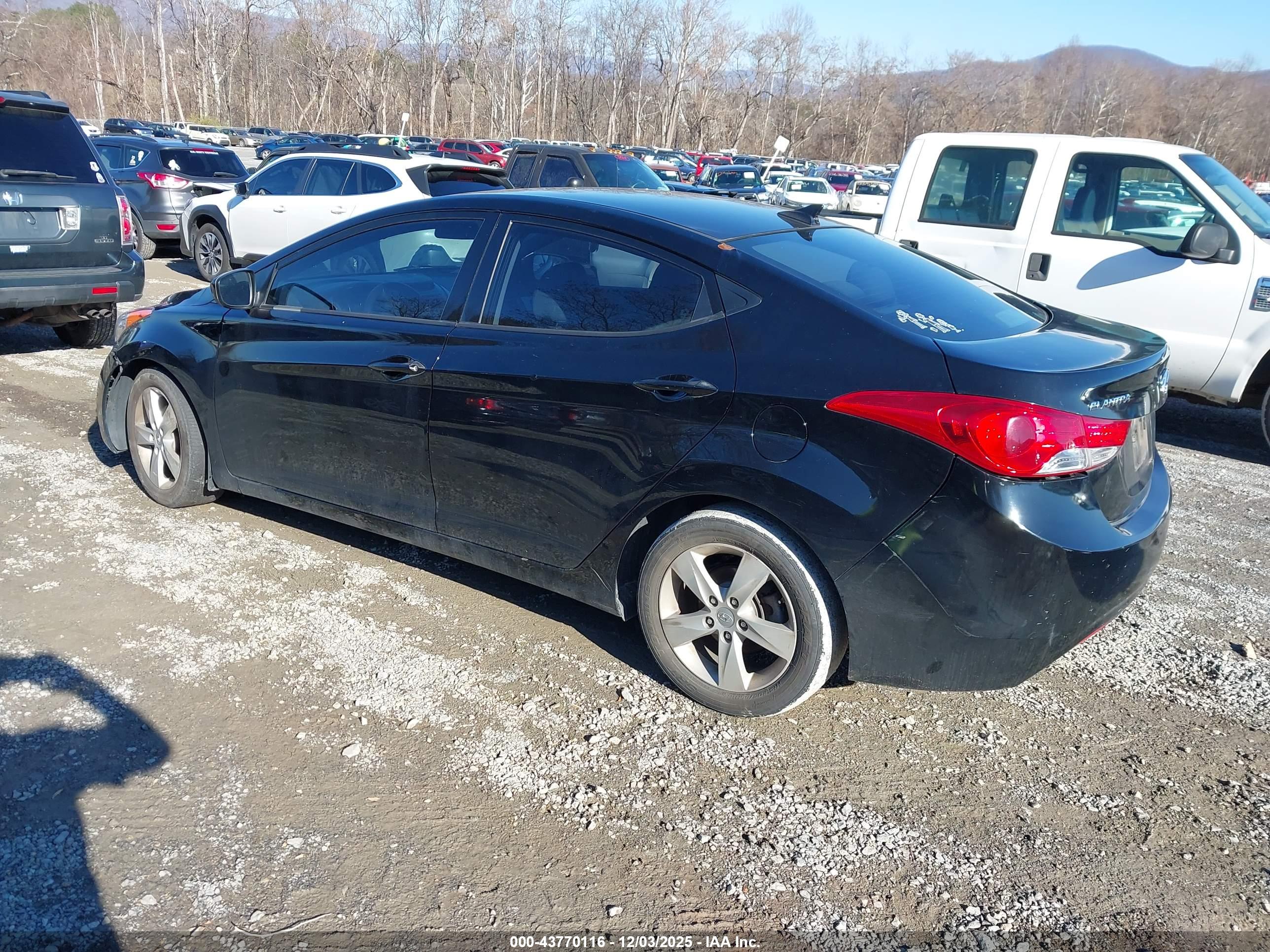 HYUNDAI ELANTRA image 3