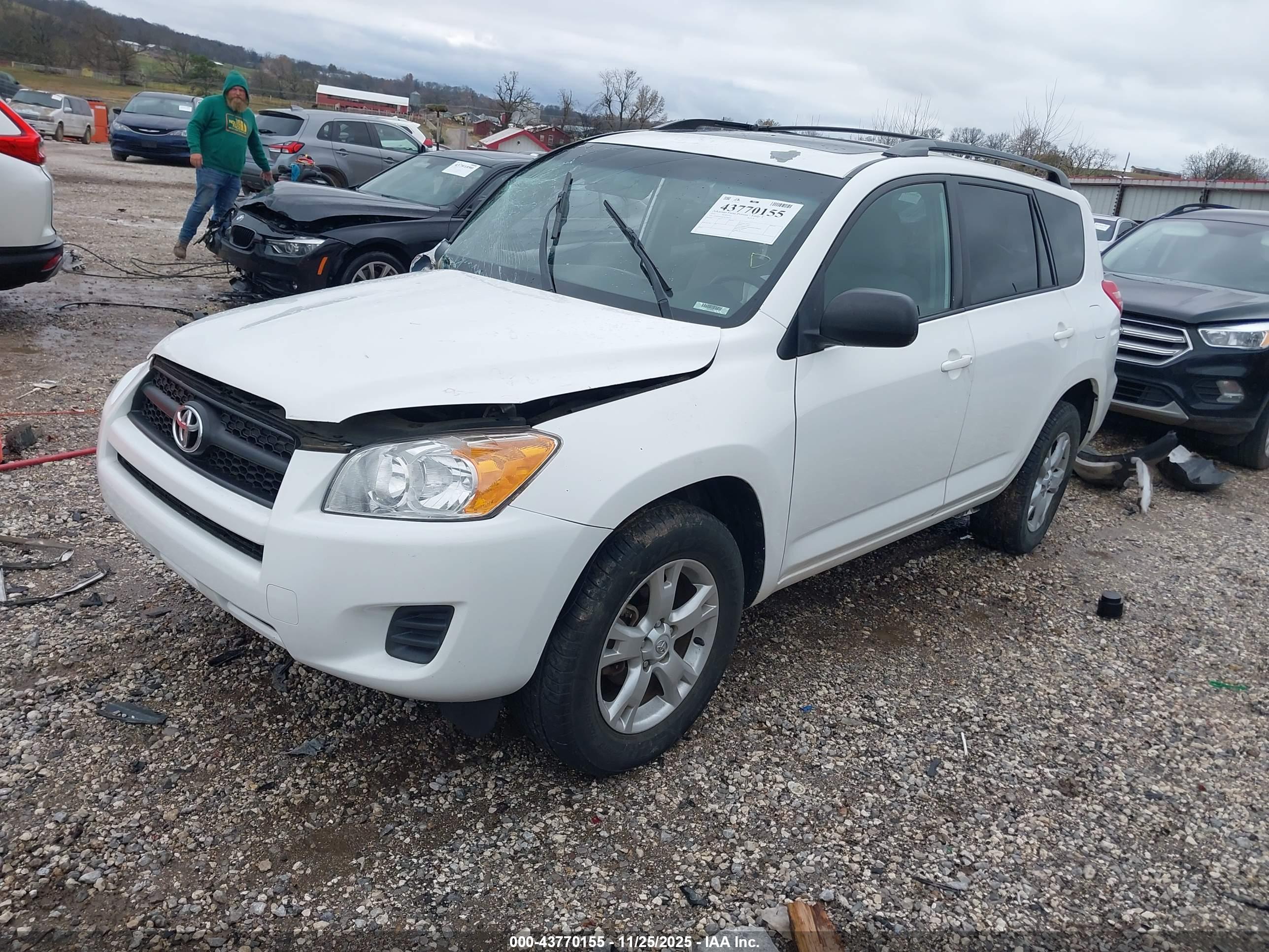 TOYOTA RAV4 image 2