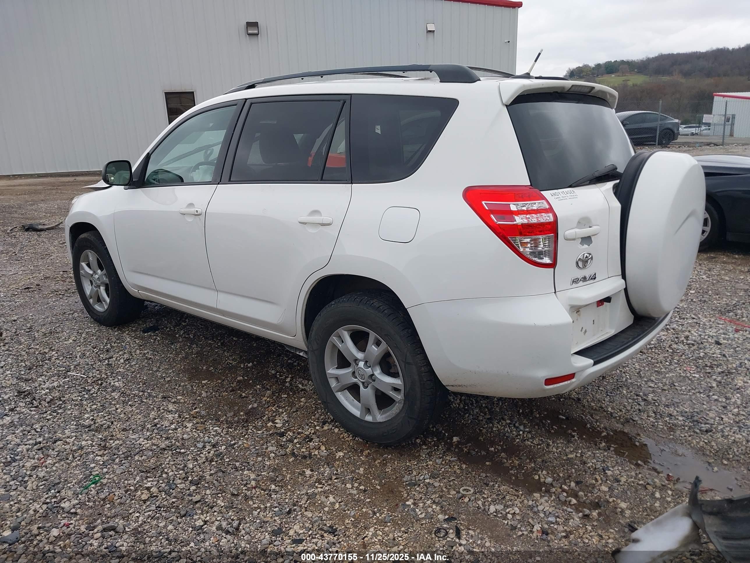 TOYOTA RAV4 image 3