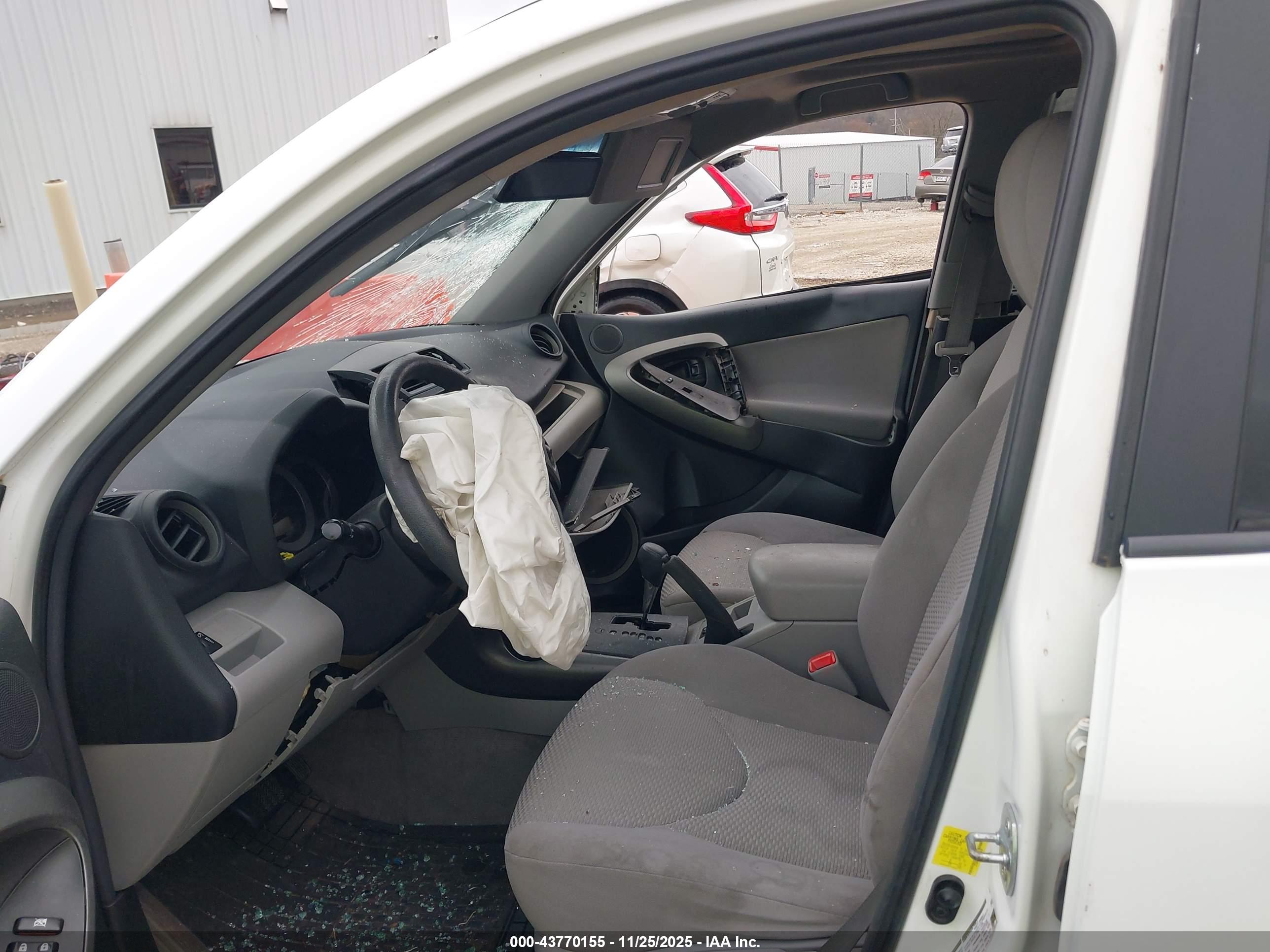 TOYOTA RAV4 image 5