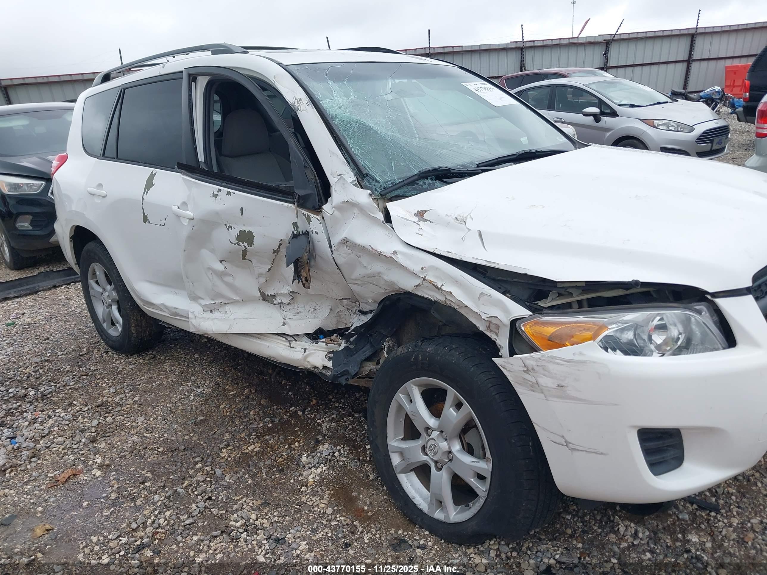 TOYOTA RAV4 image 6