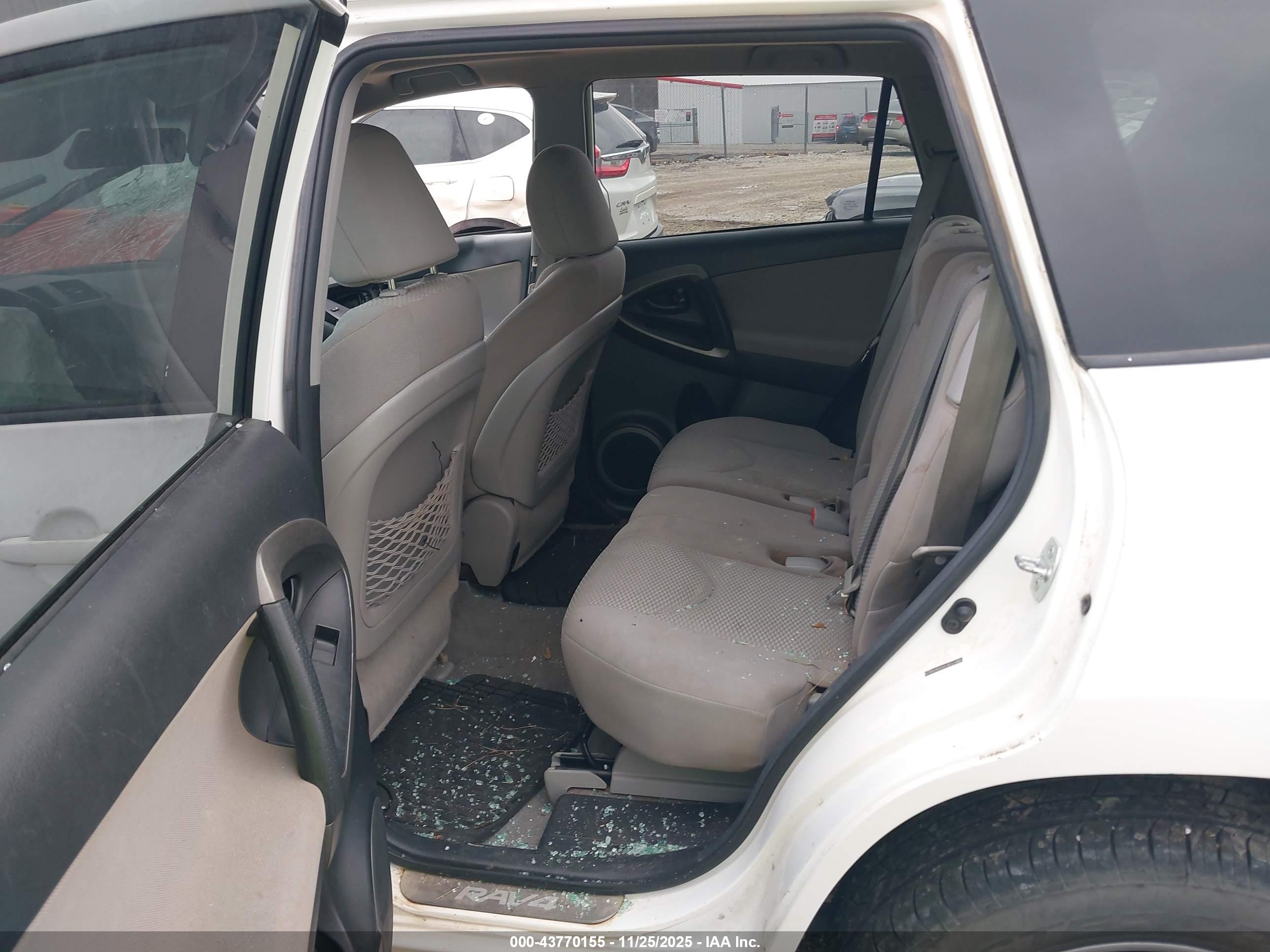 TOYOTA RAV4 image 8