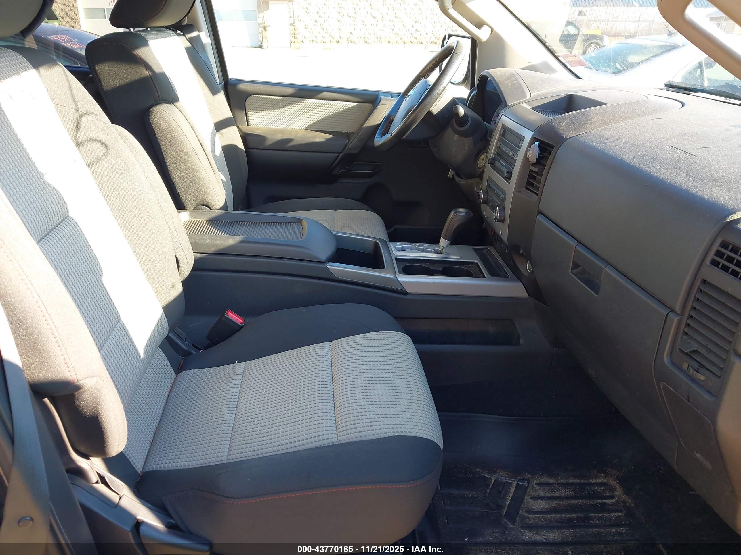 NISSAN TITAN image 5