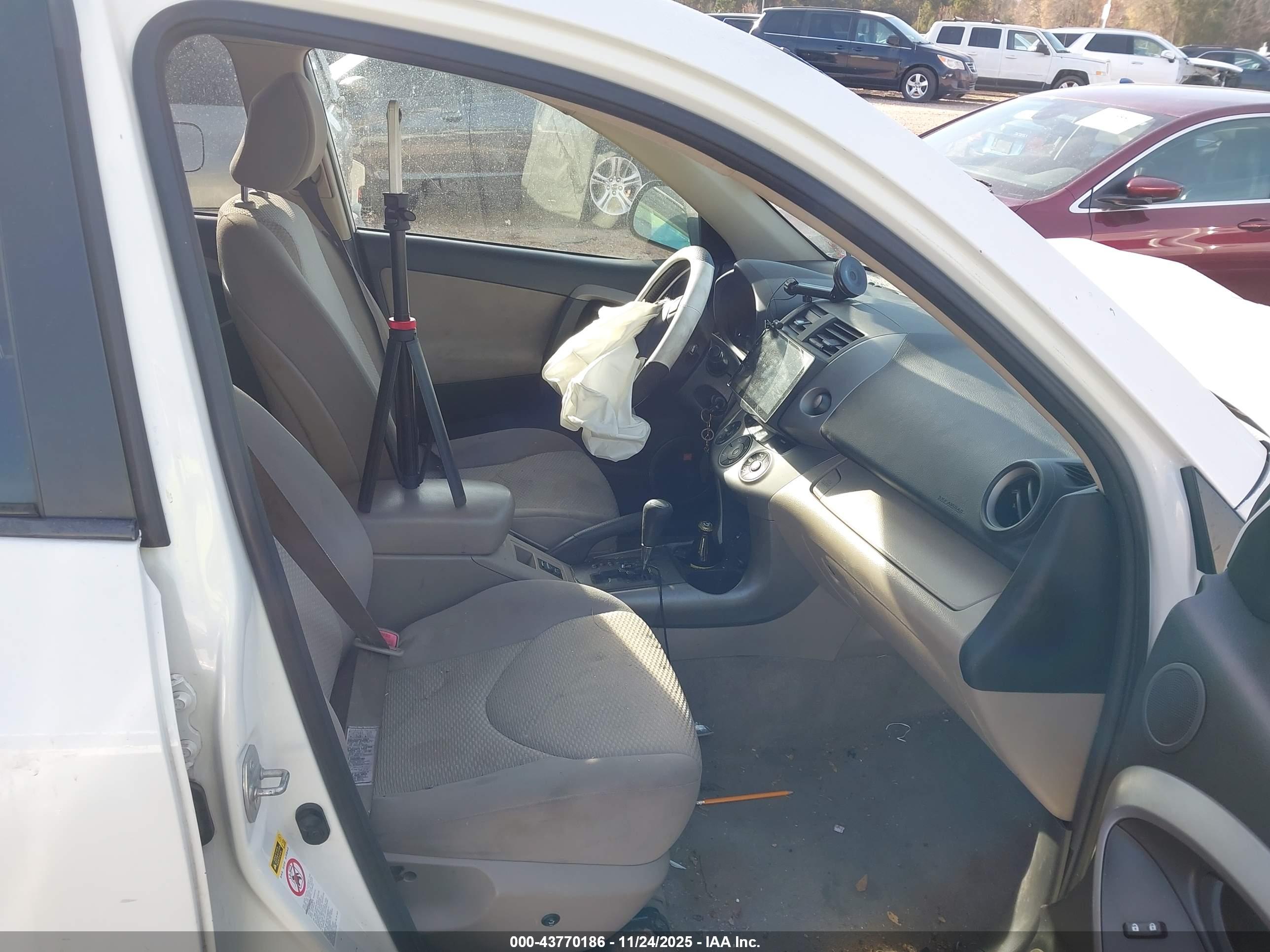 TOYOTA RAV4 image 5