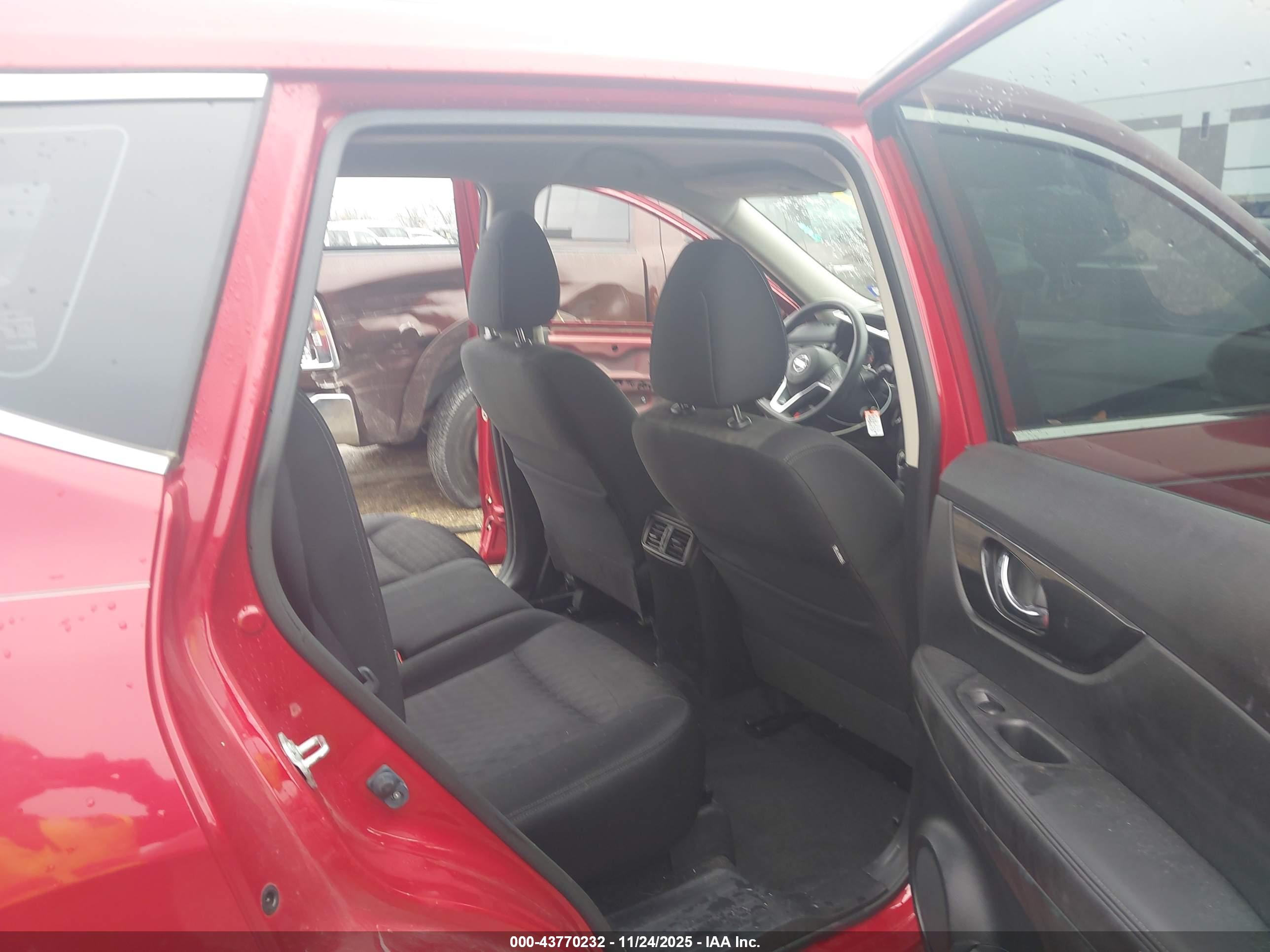 NISSAN ROGUE image 8